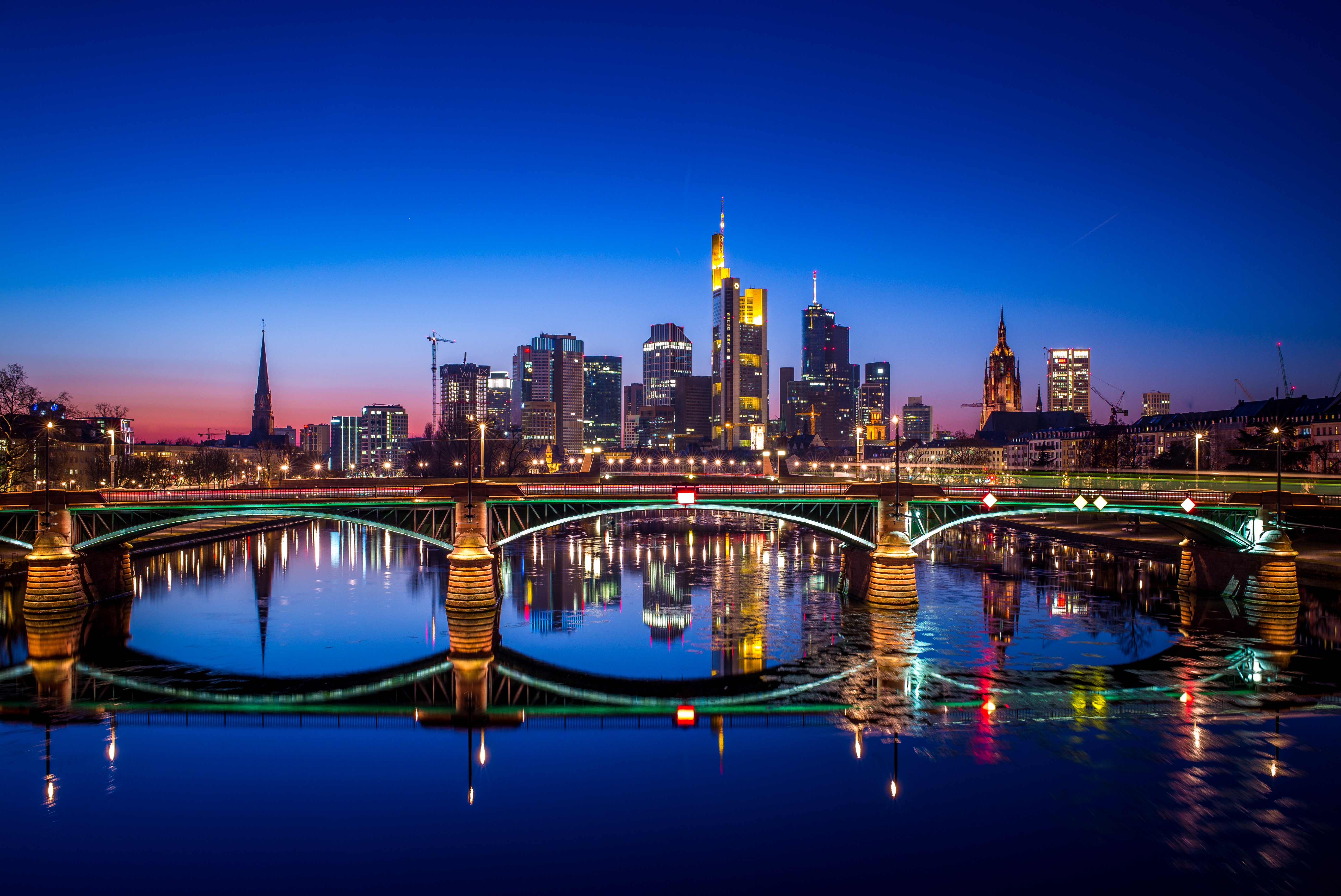 404880 скачать картинку река, свет, сделано человеком, франкфурт, мост, здание, город, германия, ночь, отражение, небоскрёб, города - обои и заставки бесплатно