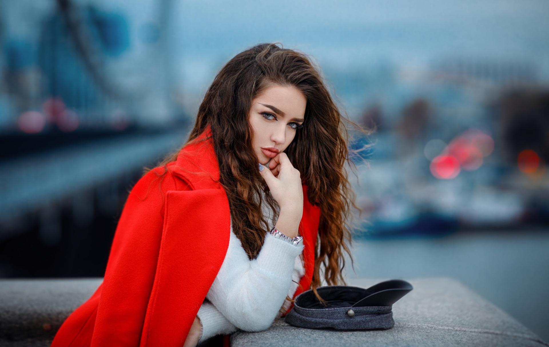Девушка в Красном пальто