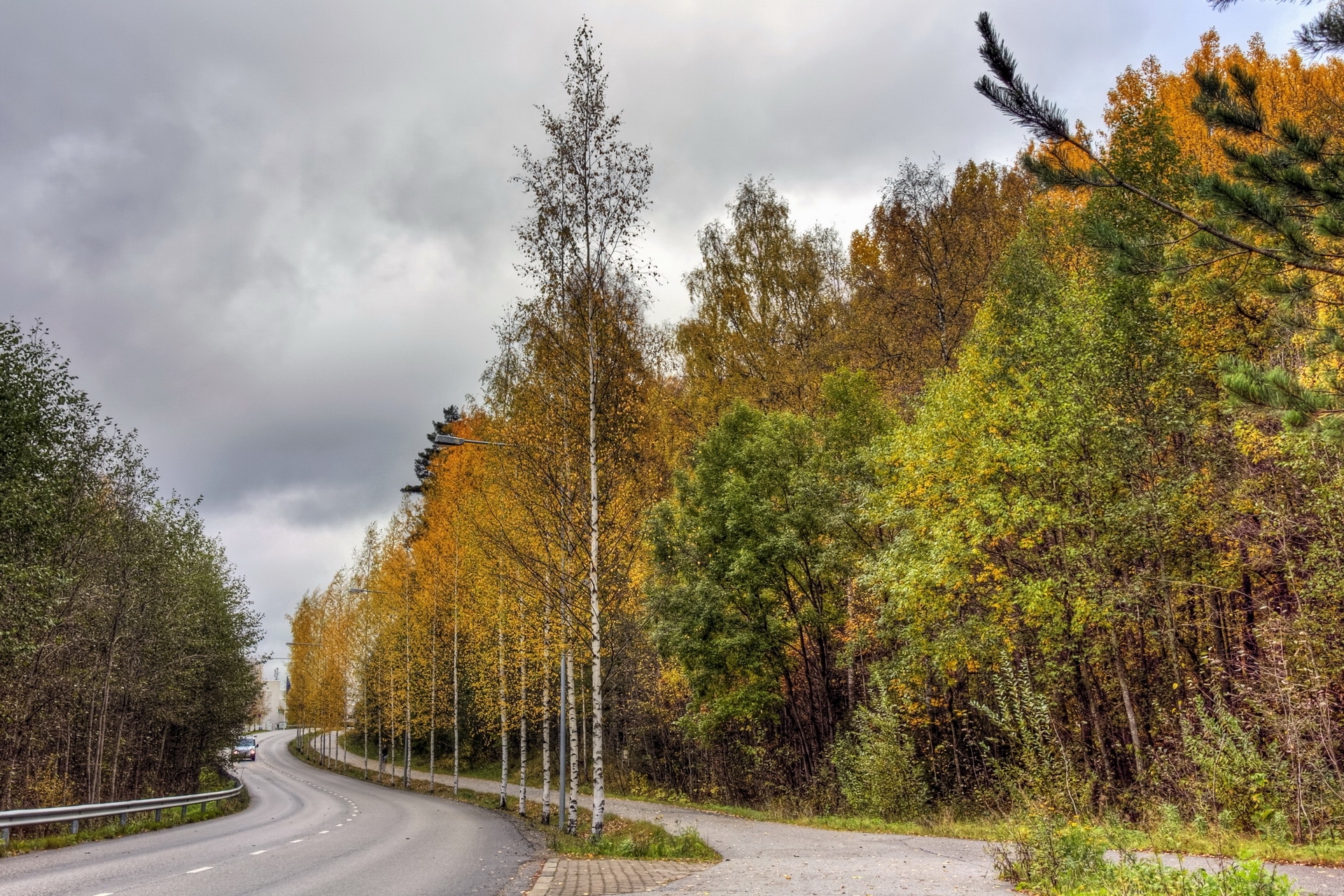 76228 Hintergrundbild herunterladen auto, natur, bäume, herbst, straße, wald, asphalt, hauptsächlich bewölkt, bedeckt, finnland - Bildschirmschoner und Bilder kostenlos
