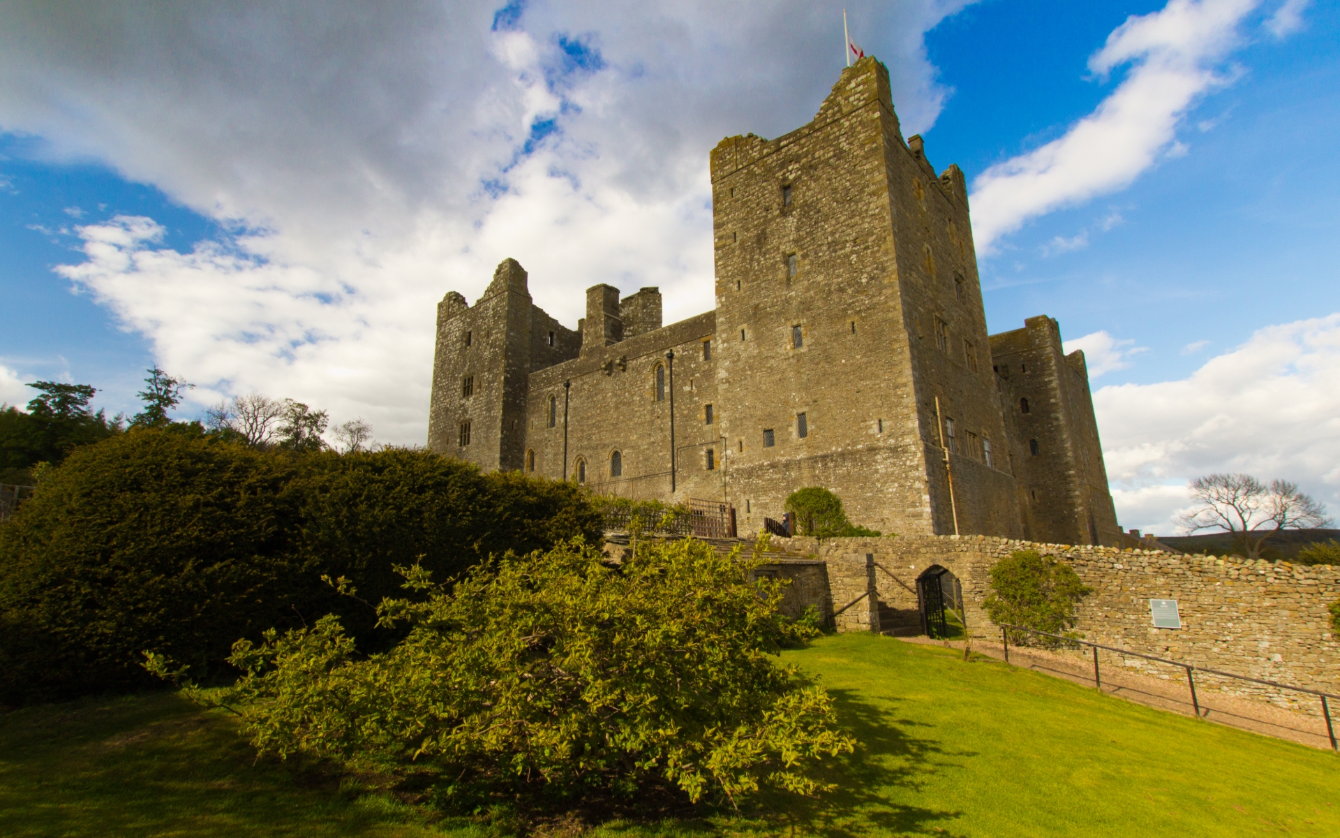 Castle full. Замок Болтон Йоркшир. Bolton Castle Болтон замок. Замок Акре фото. Bolton Castle Вики на русском.