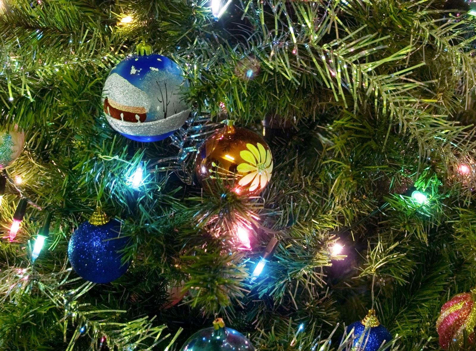 128410 baixar papel de parede férias, ano novo, feriado, decorações de natal, brinquedos de árvore de natal, árvore de natal, festão, guirlanda, bolas, colhões - protetores de tela e imagens gratuitamente