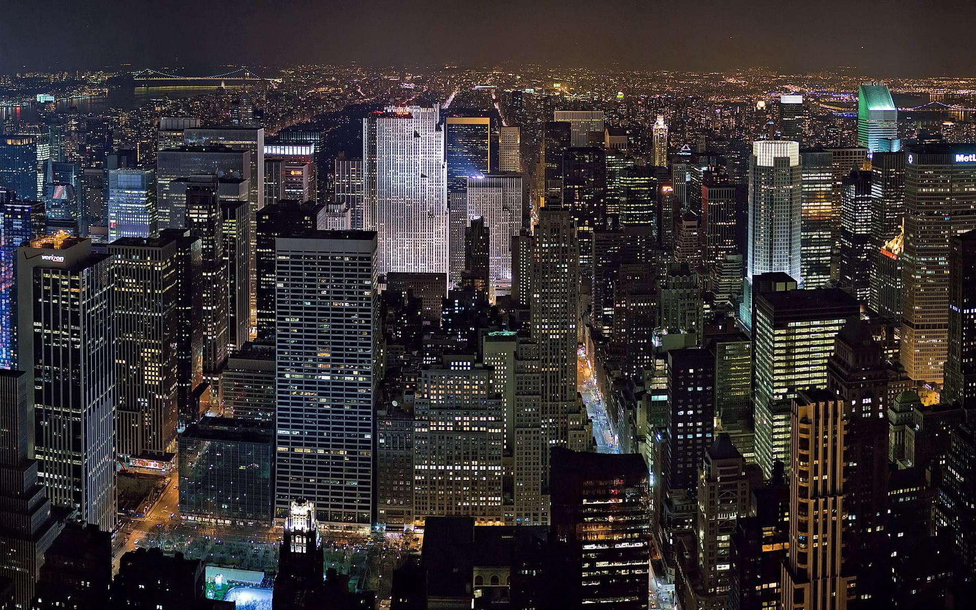 Нью-Йорк ночной Манхэттен с окна