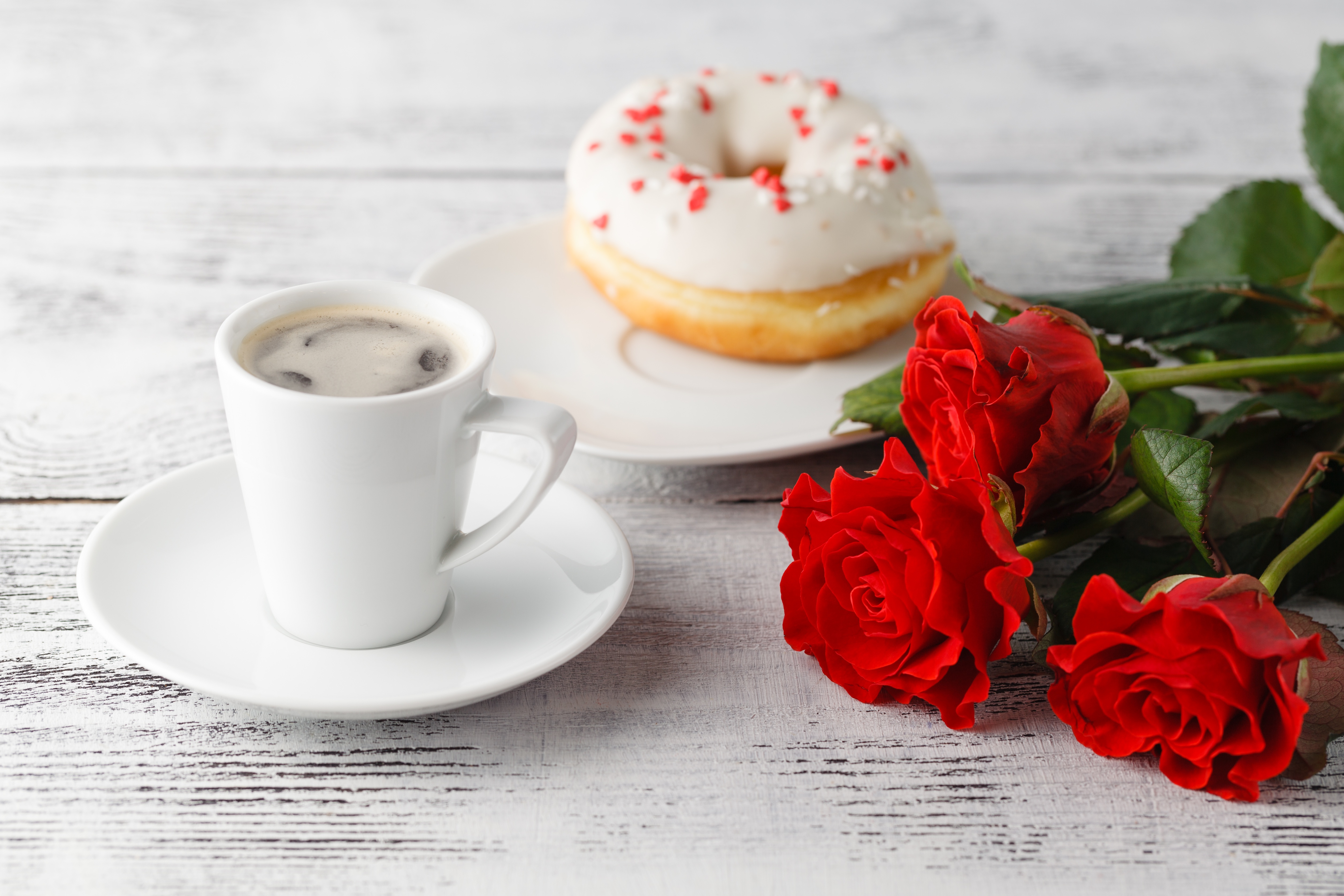 Чашка кофе с розами на столе
