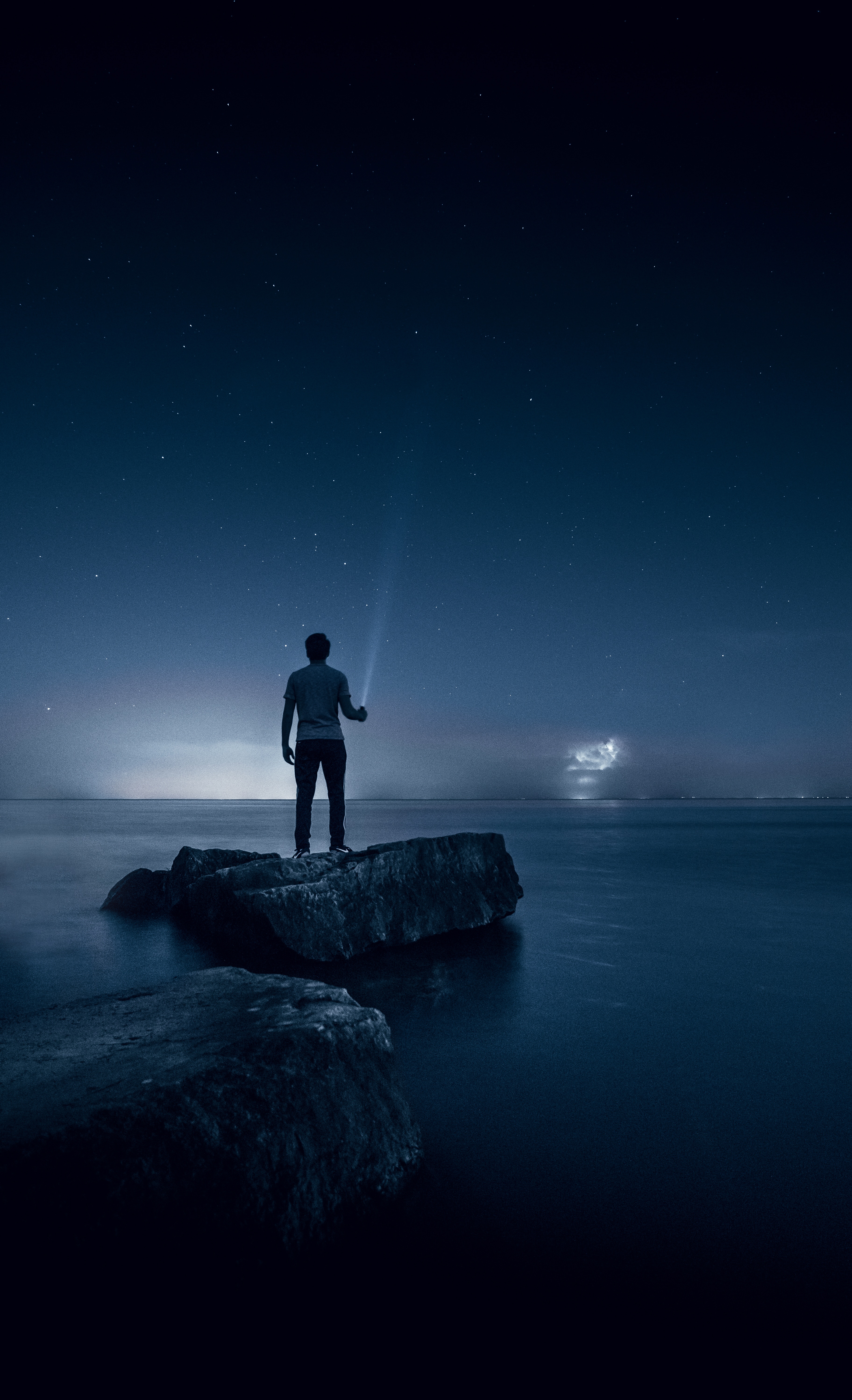 Download mobile wallpaper Loneliness, Mississauga, Canada, Lake, Person, Starry Sky, Human, Dark for free.
