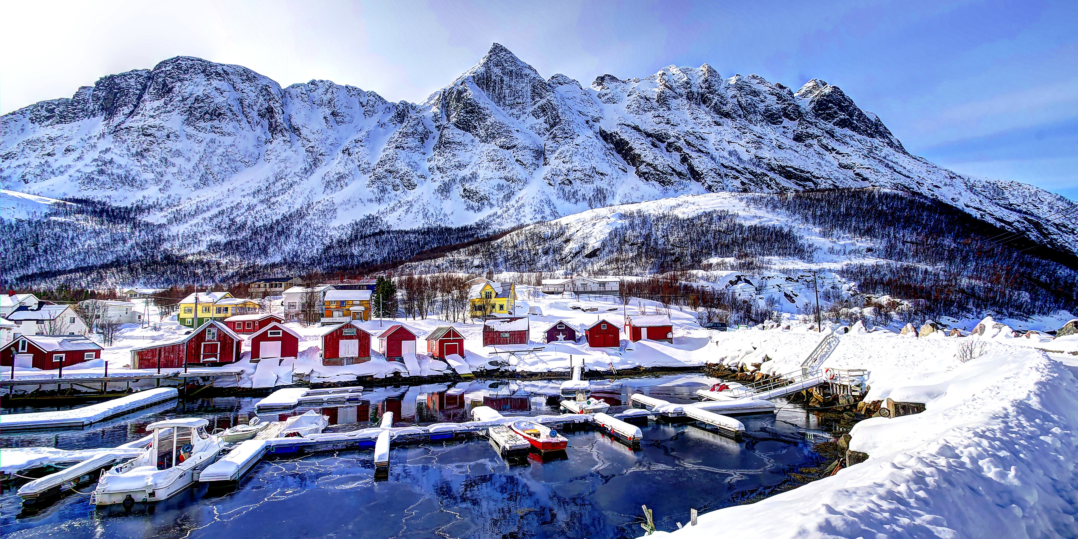 Handy-Wallpaper Mountains, Winter, Mündung, Die Bucht, Städte, Gebäude, Norwegen, Schnee kostenlos herunterladen.