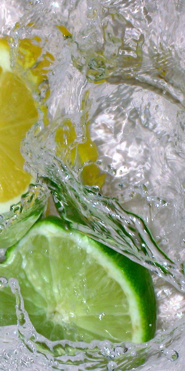 Вода лимон лайм. Фрукты в воде. Лайм. Лимон, лайм. Лимонная вода.