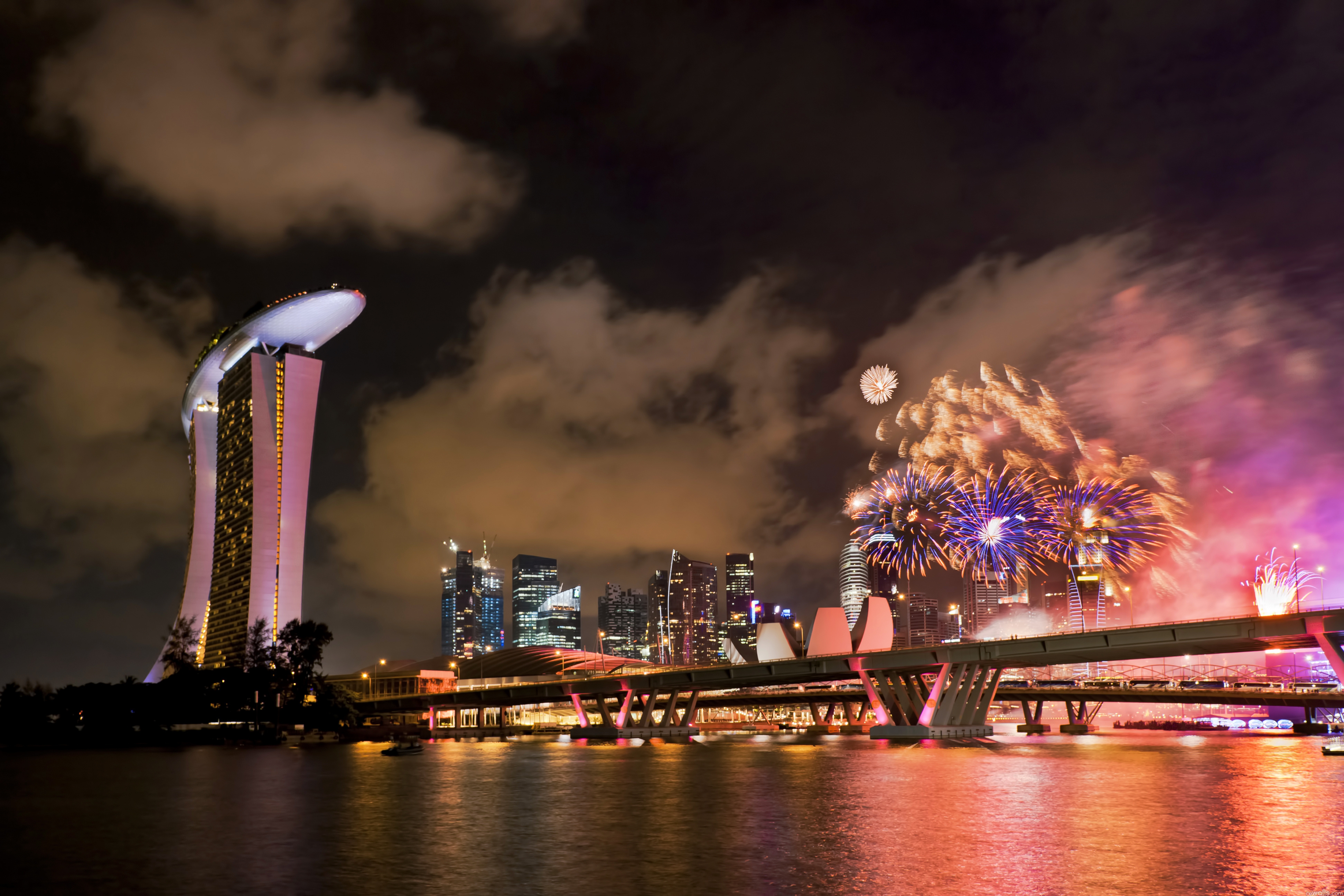 131045 descargar fondo de pantalla vacaciones, ciudades, día festivo, puente, singapur, fuegos artificiales, fuego artificial: protectores de pantalla e imágenes gratis