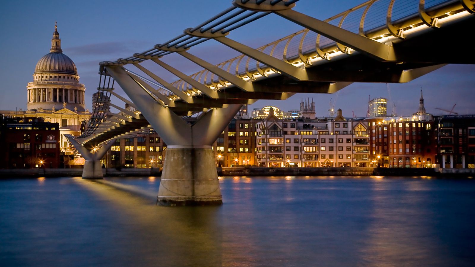 Пешеходный мост в Лондоне, пересекающий Темзу.