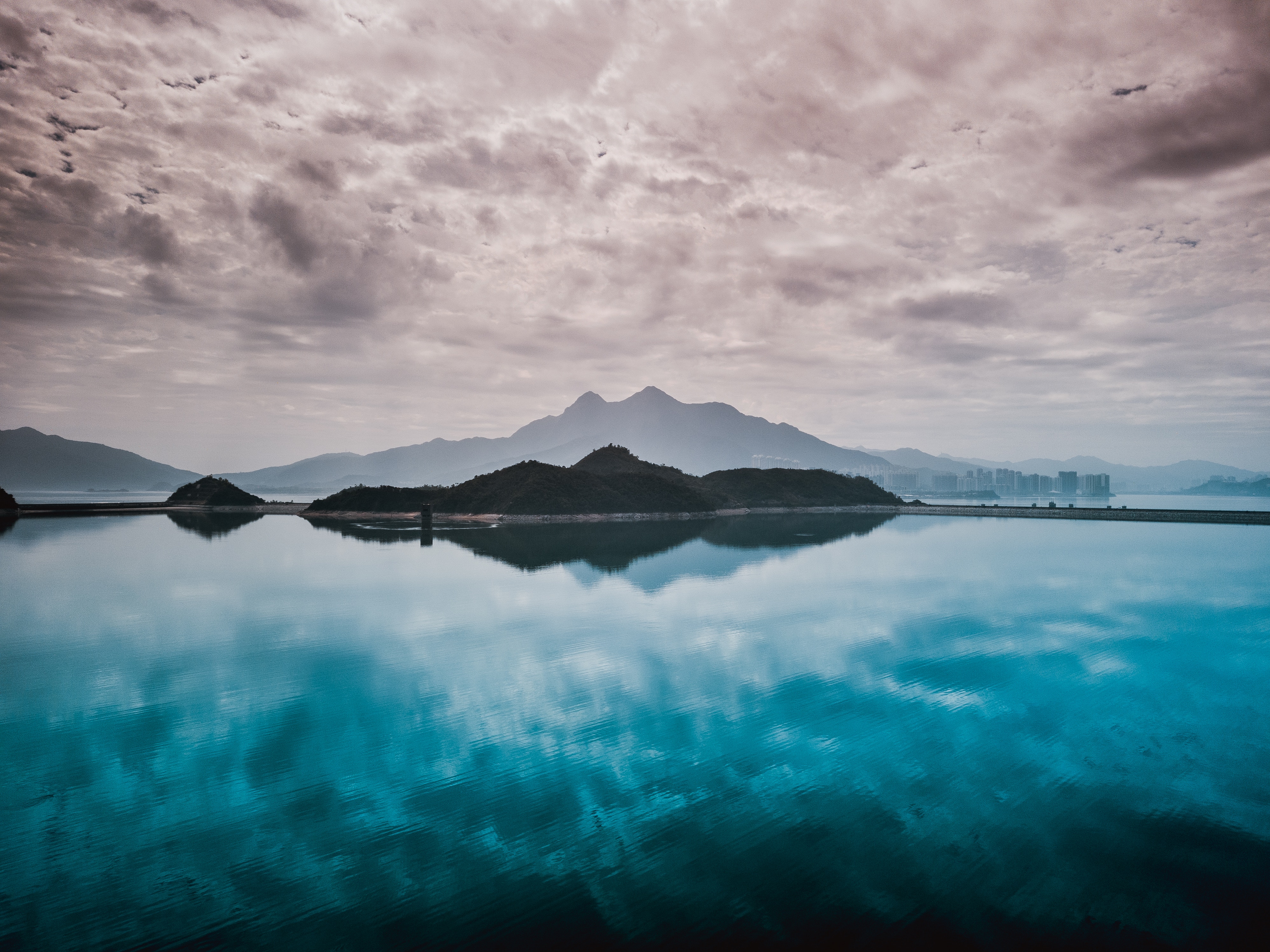 Скачать картинку Гонконг, Туман, Природа, Остров, Вода в телефон бесплатно.