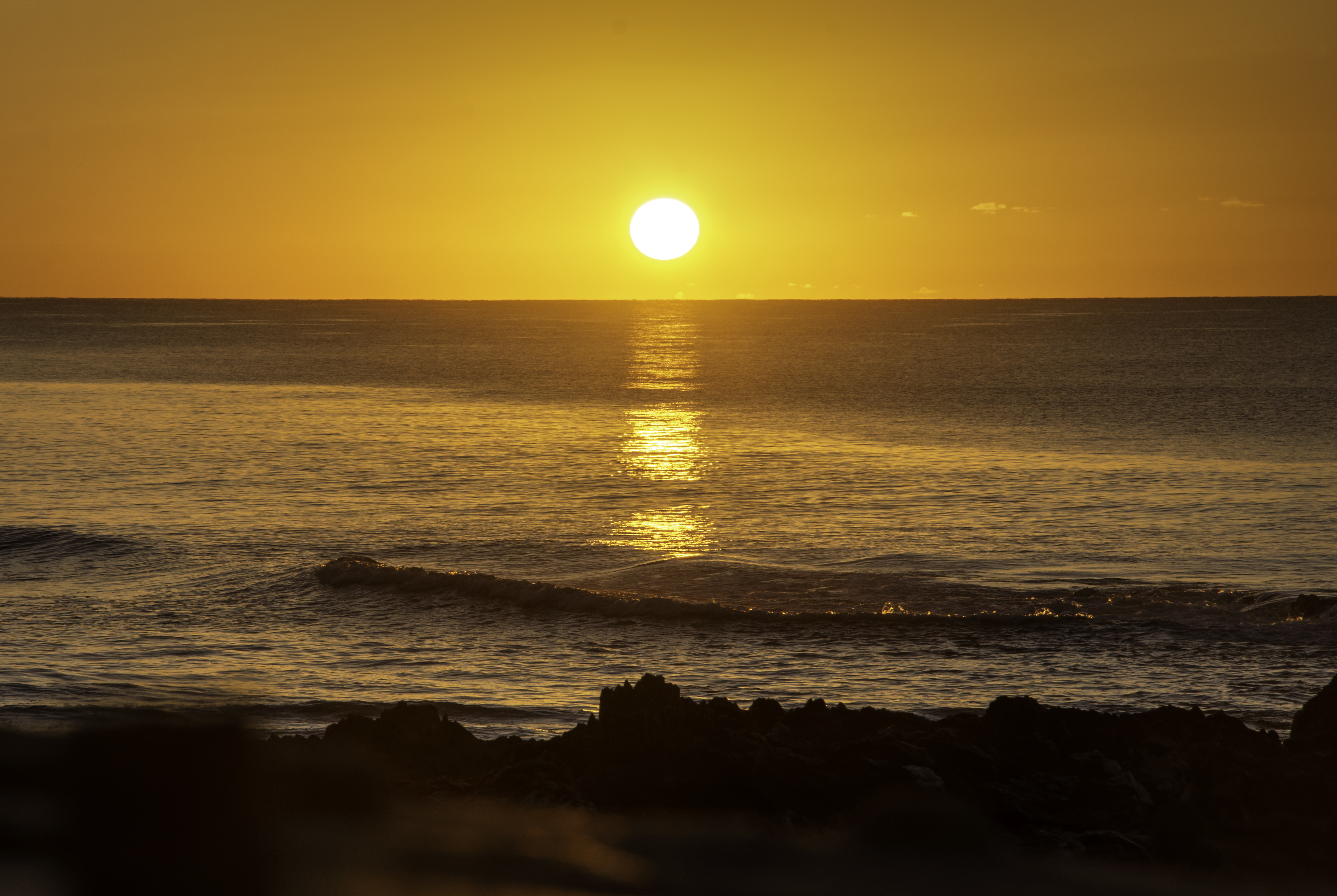 141767 Hintergrundbild herunterladen natur, sunset, sea, sun, waves, küste - Bildschirmschoner und Bilder kostenlos
