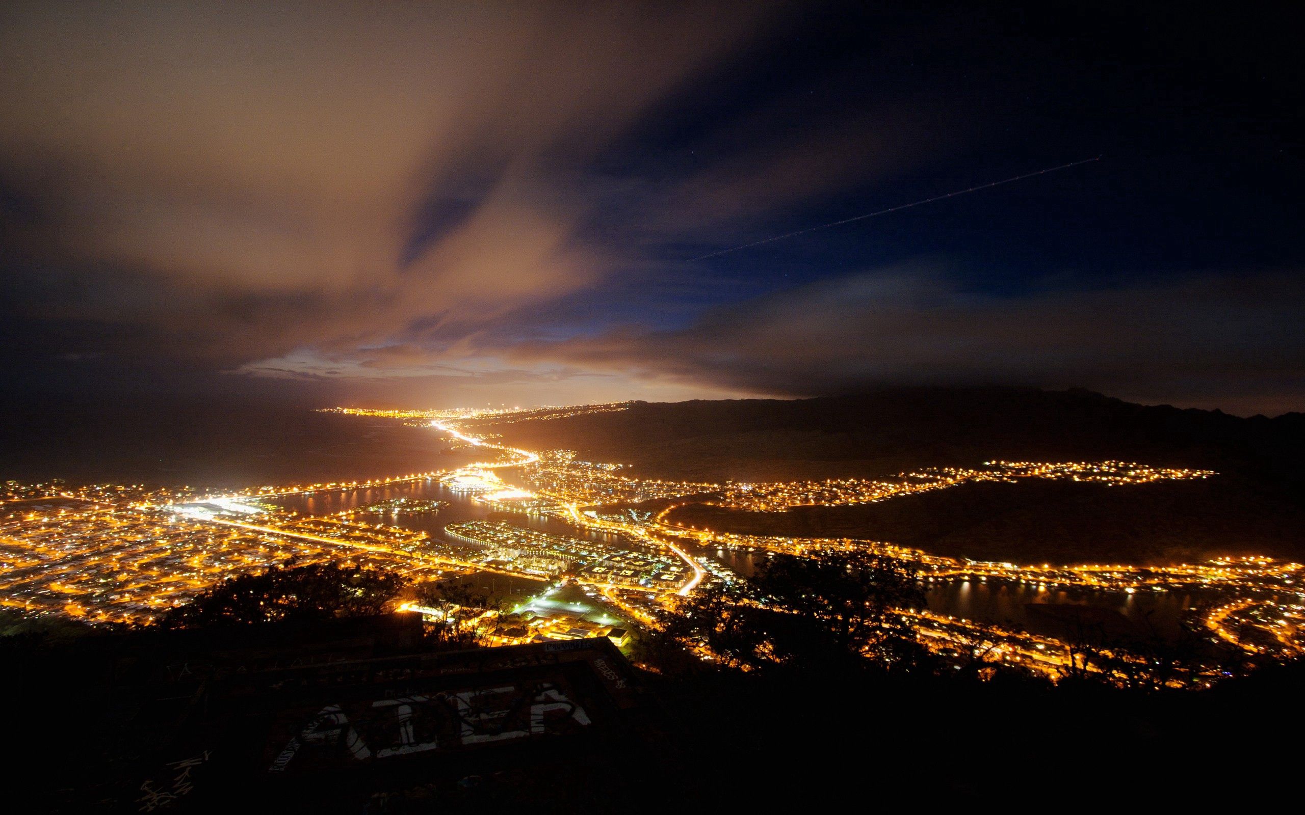 Вид на ночной город с горы