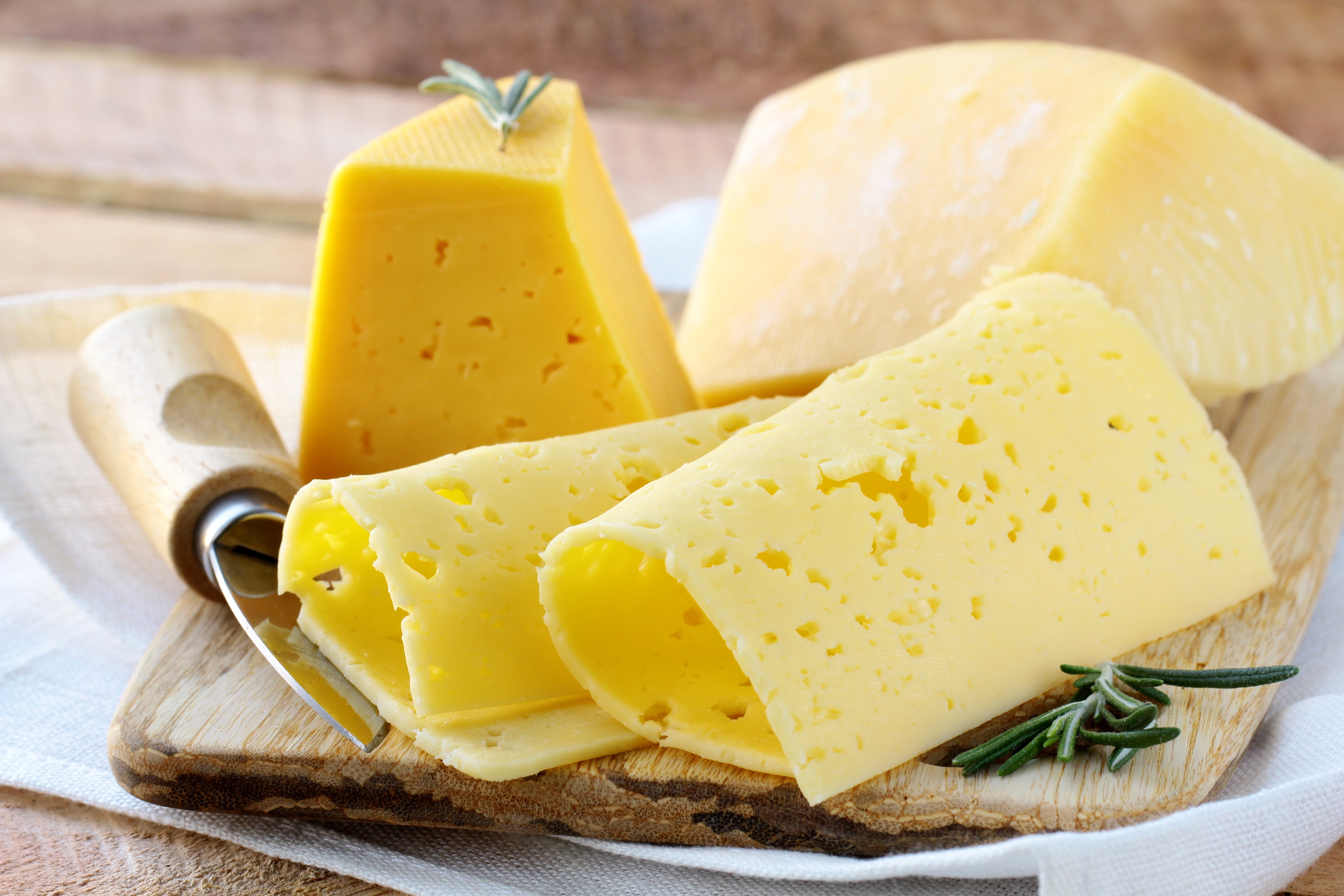 Se puede dejar el queso fuera de la nevera