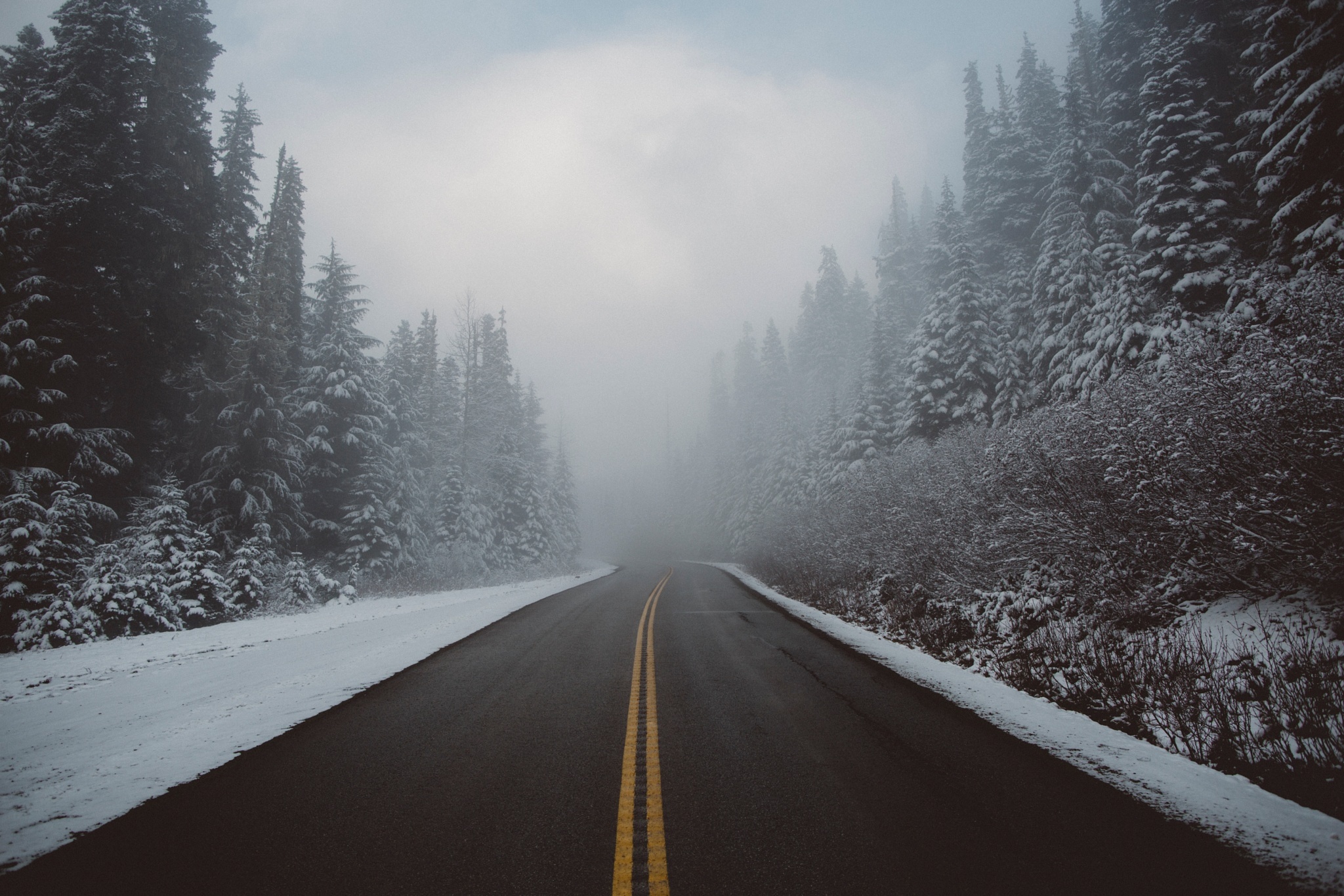 Снежок на дорогу падает. Зимняя дорога. Зимняя дорога в лесу. Снежная дорога в лесу. Снег на дороге.