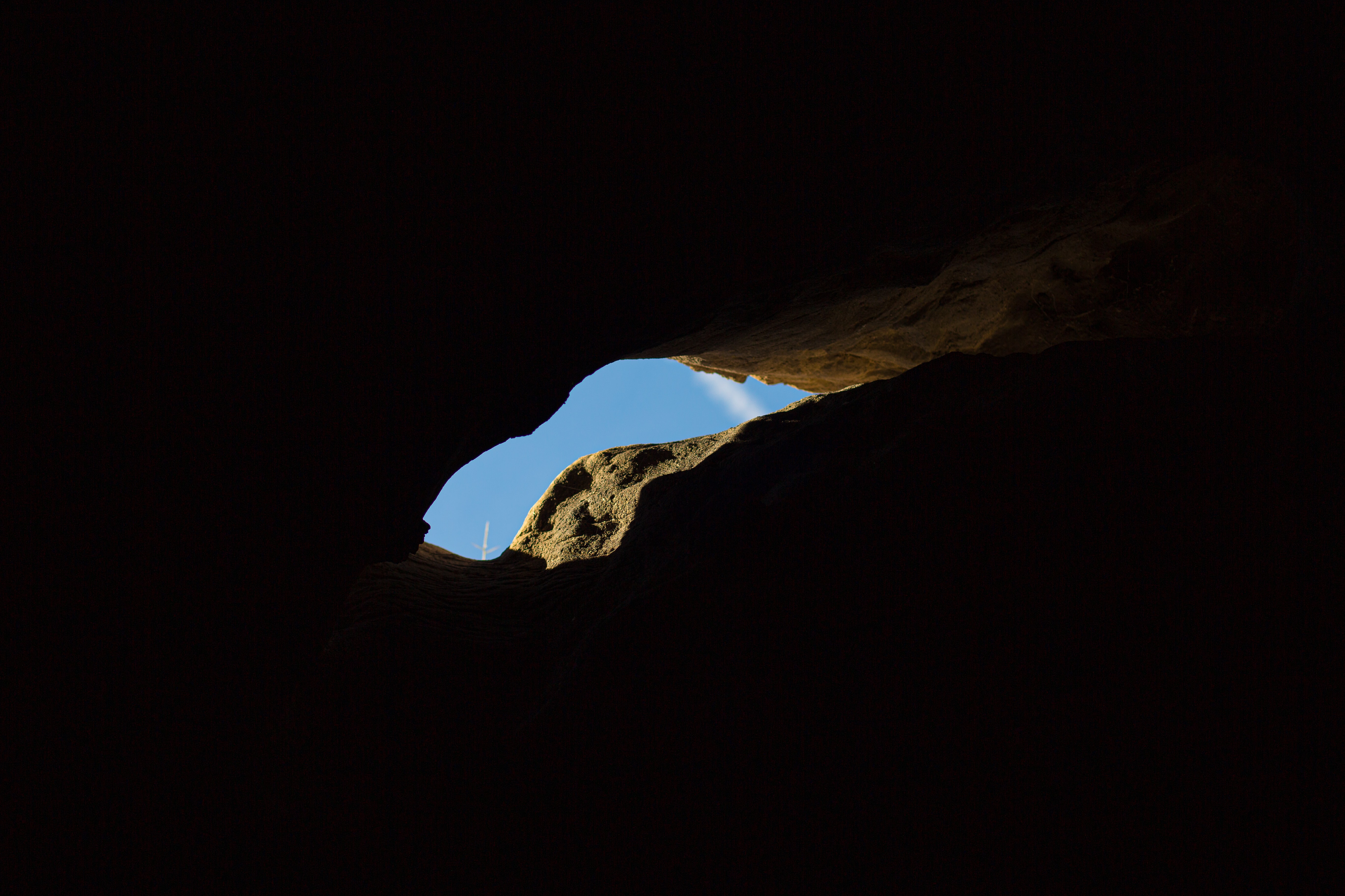 Трещина в горе. Щель в пещере. Sky Cave.