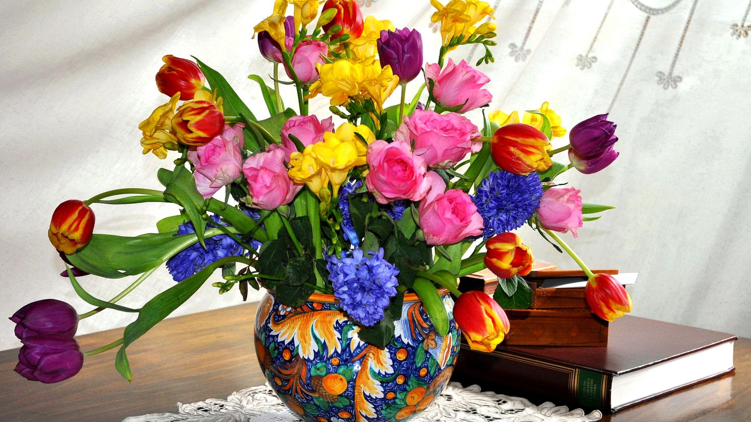 Как продлить жизнь тюльпанам. Фрезия тюльпаны гиацинты. Весенние цветы v vaze. Весенний букет с гиацинтами и тюльпанами.