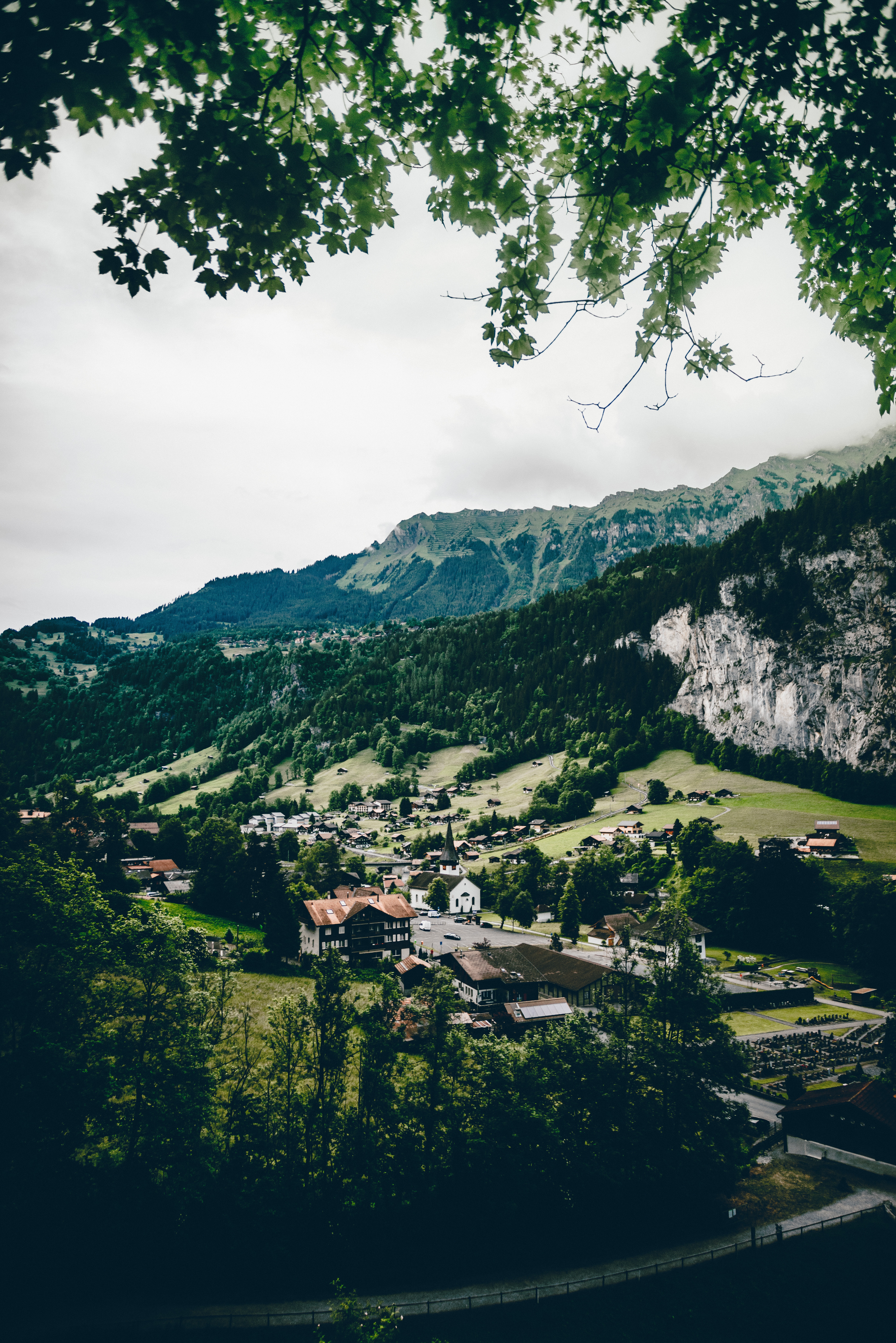 Handy-Wallpaper Städte, Mountains, Blick Von Oben, Dorf, Lauterbrunnen, Schweiz kostenlos herunterladen.