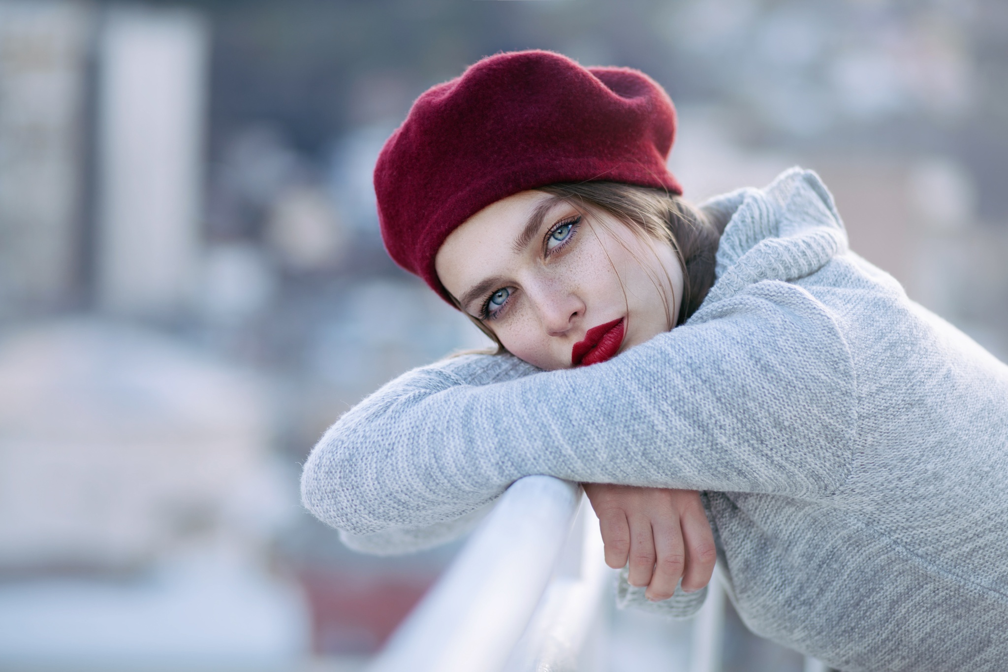 She s wearing her hat. Девушка в красной шапке. Девушка в берете. Красивые француженки. Девушка в шапке портрет.