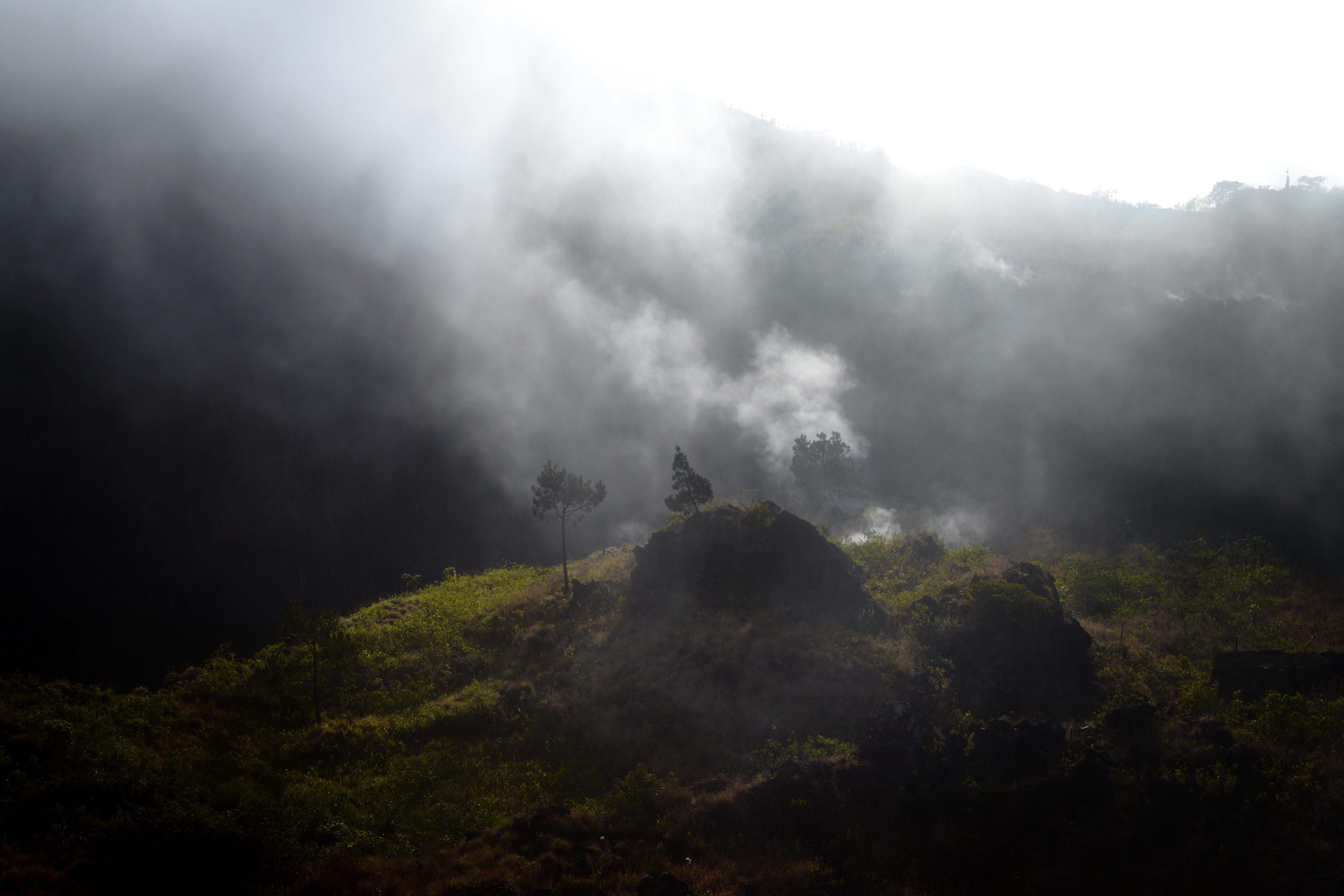 Холмы туман. Туманные холмы. Обои на рабочий стол природа горы туман. Холмы в тумане в темноте. Холмы туманные ущелья.