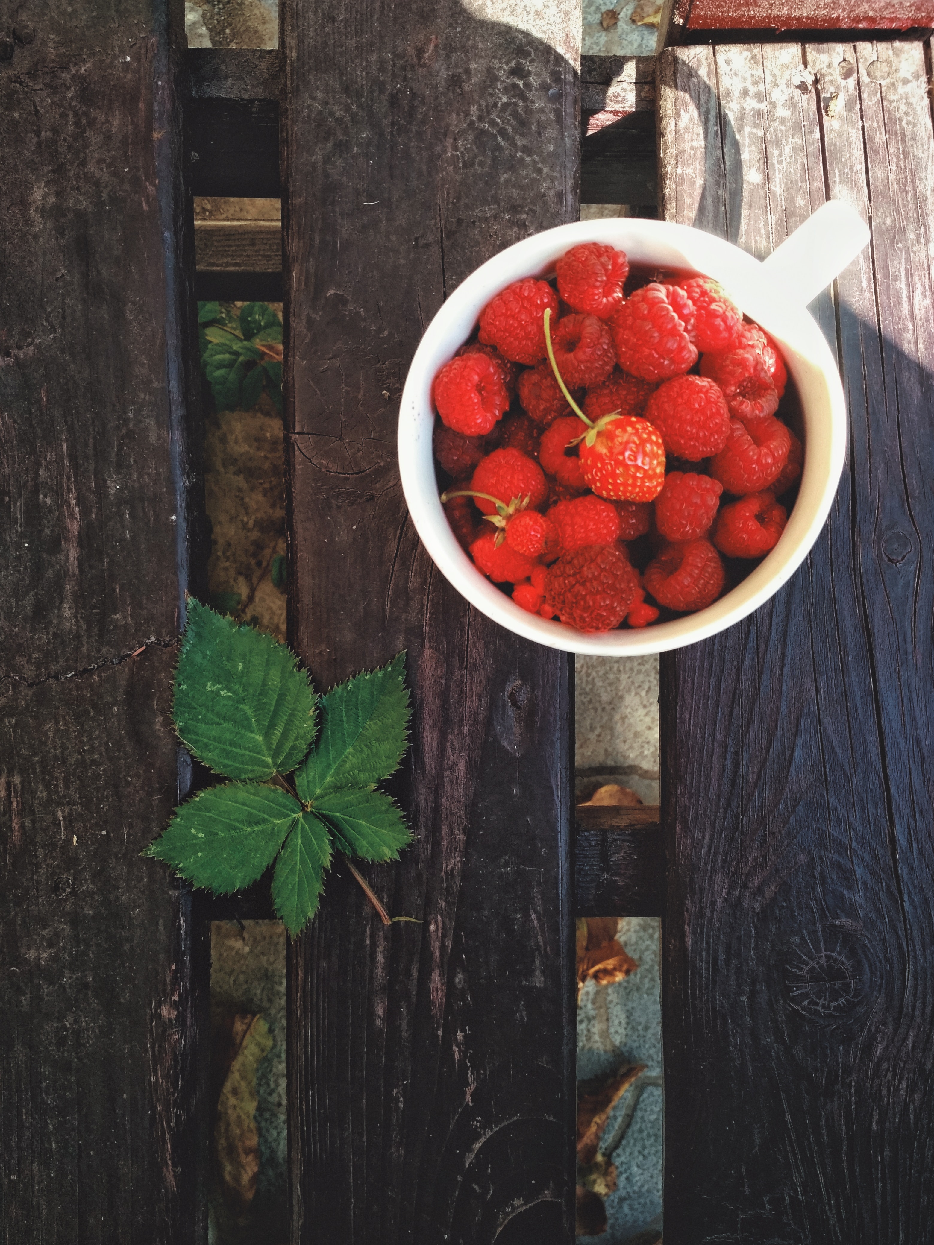 food, strawberry, raspberry, wood, wooden, sheet, leaf, berry, planks, board High Definition image