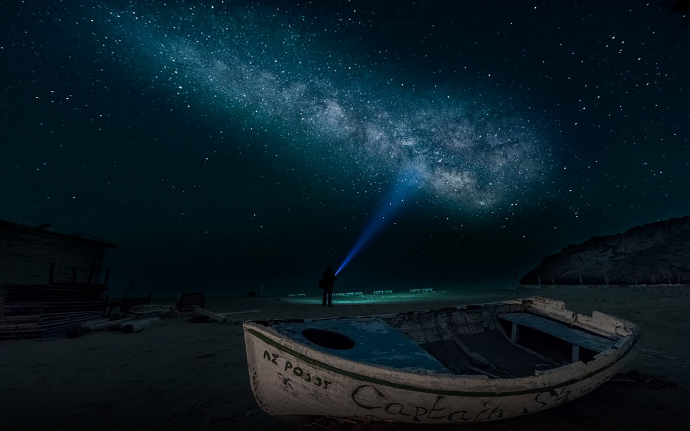 1501958 скачать картинку звездное небо, транспортные средства, пляж, фонарик, гора, ночь, небо, звезда, средство передвижения, лодка - обои и заставки бесплатно