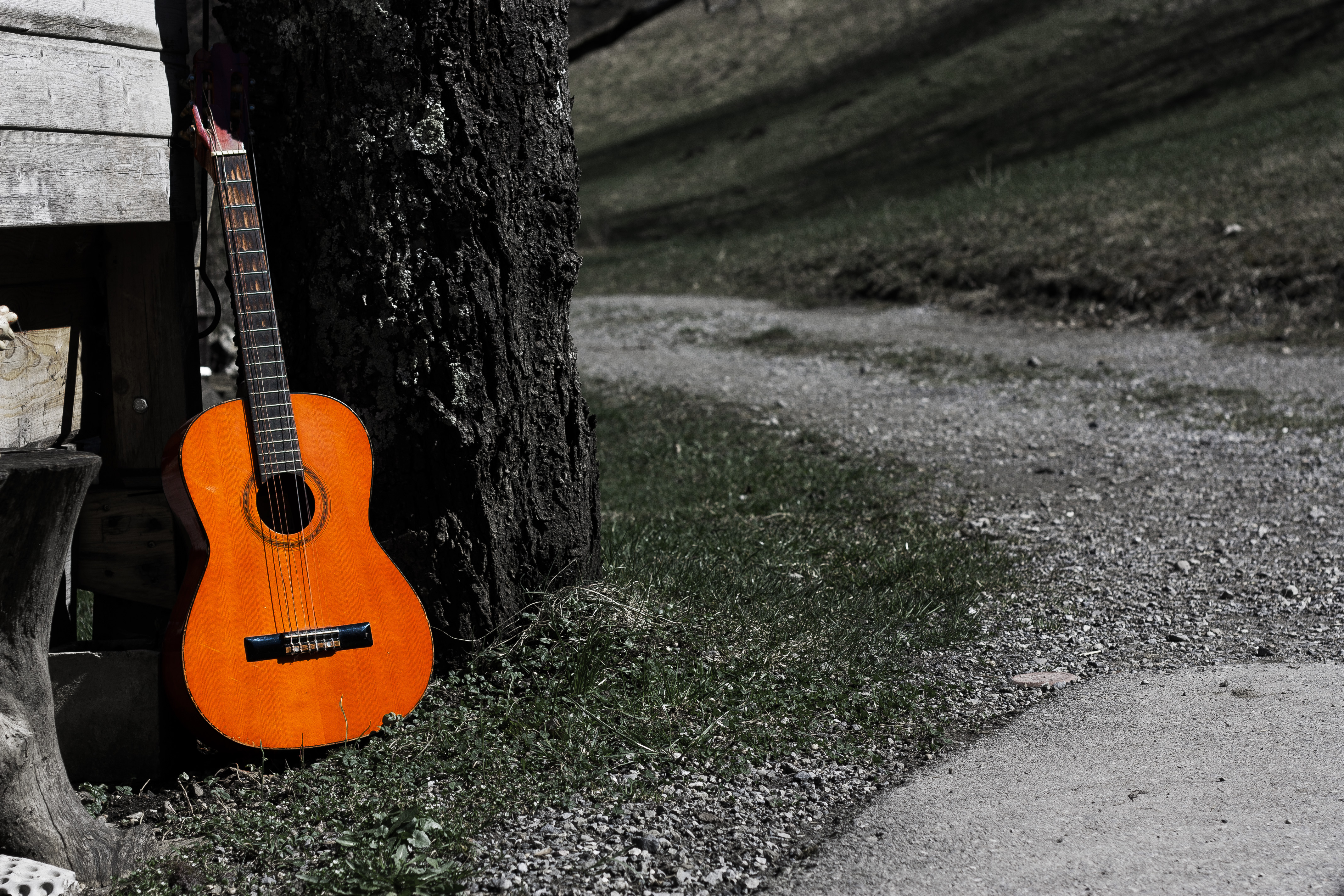 Русский гитарам музыка. Гитара картинки. Гитара во дворе. Дворовые гитаристы. Фотосессия с гитарой во дворе.