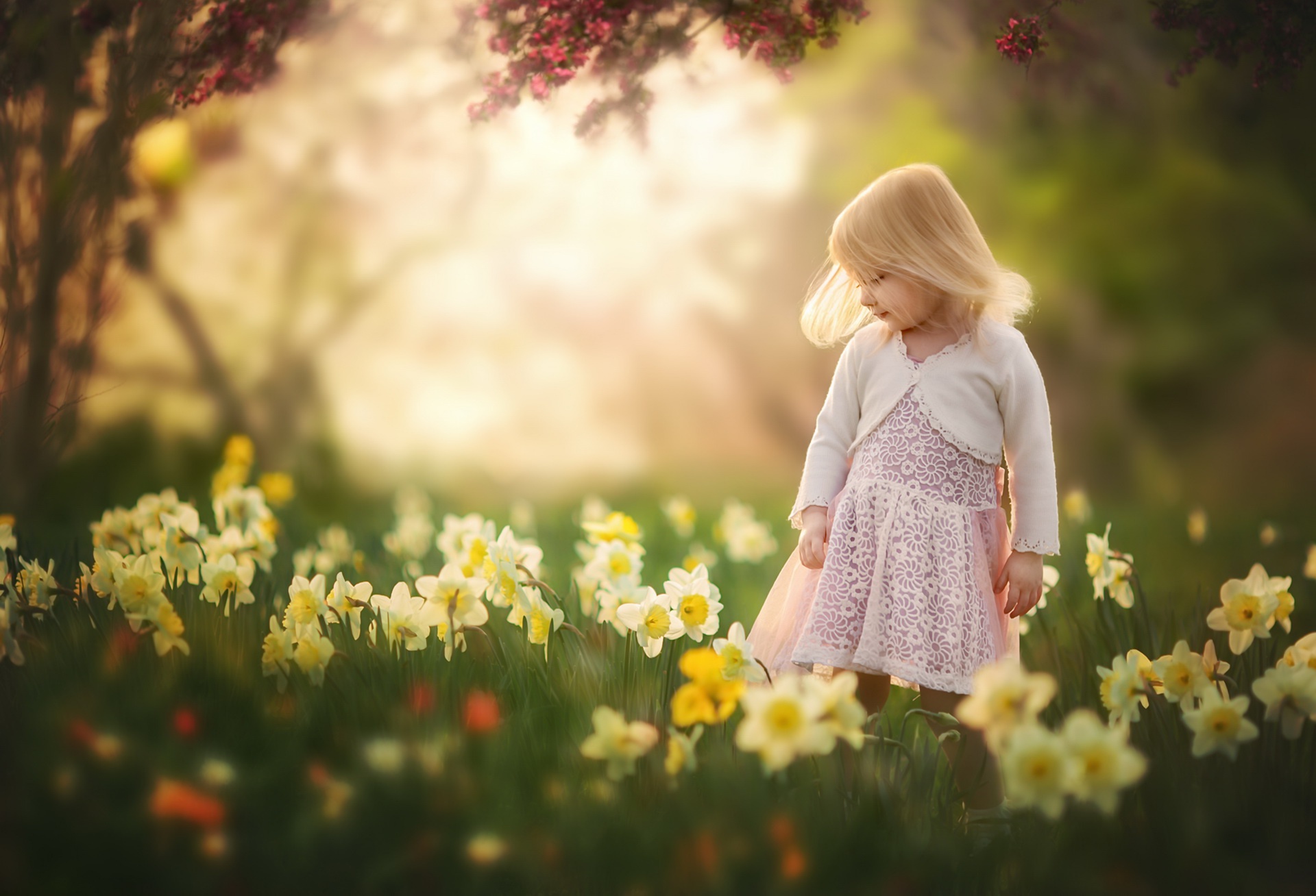 Дети с цветами Весна
