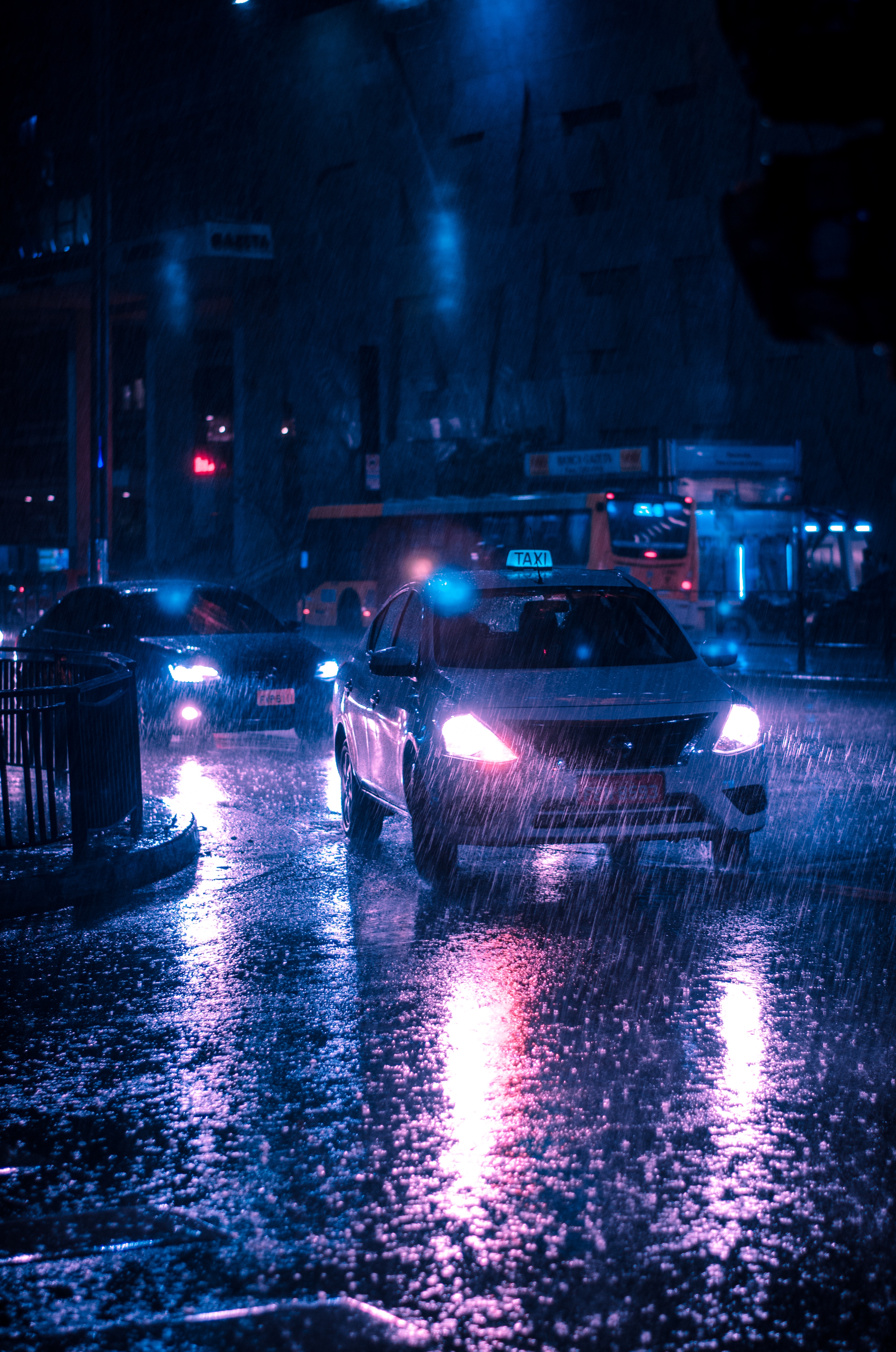 Laden Sie das Regen, Taxi, Cars, Straße, Wagen, Street, Auto, Nächtliche Stadt, Night City-Bild kostenlos auf Ihren PC-Desktop herunter