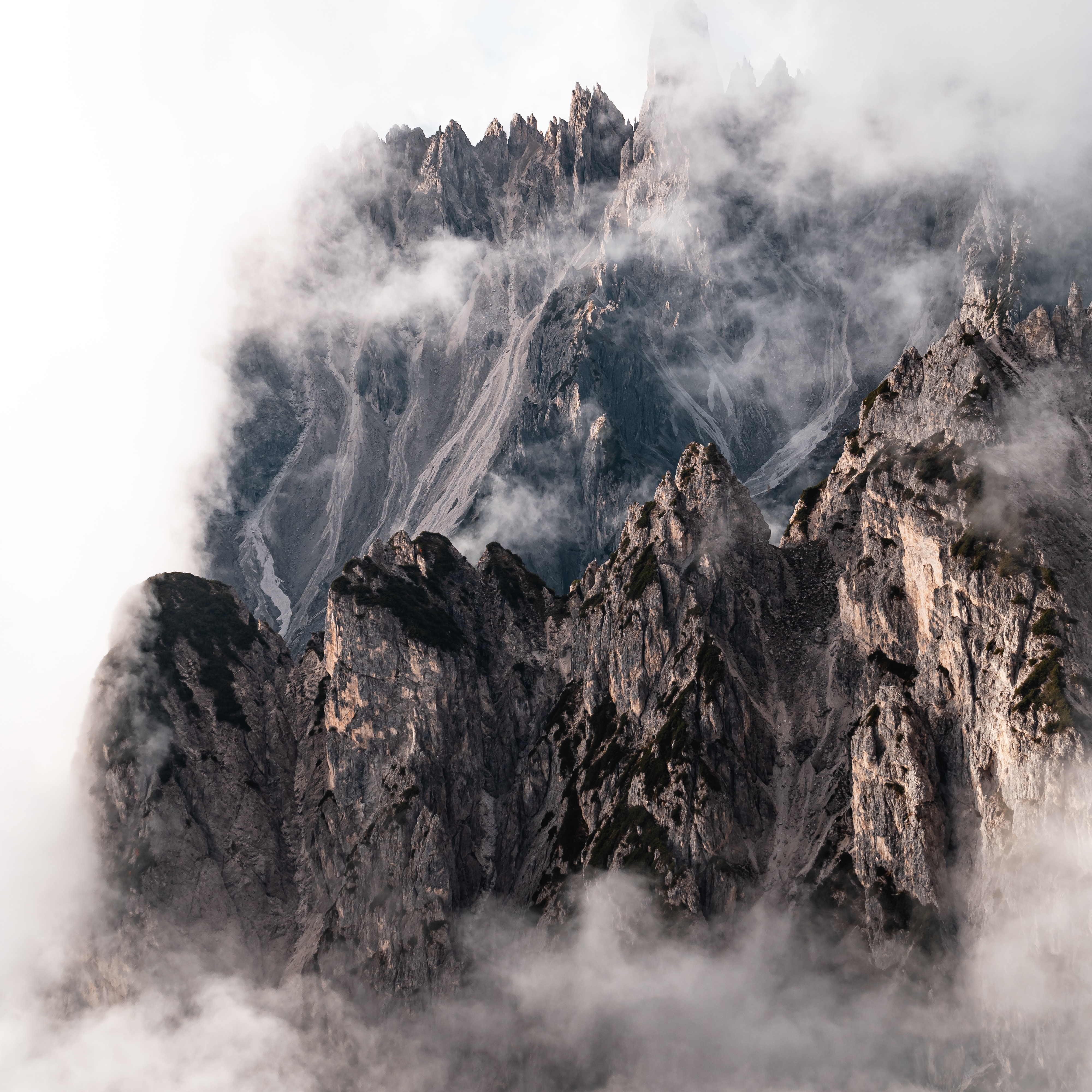 125885 завантажити картинку гірський хребет, скелі, природа, гори, хмари, порід, вершина, вершини - шпалери і заставки безкоштовно