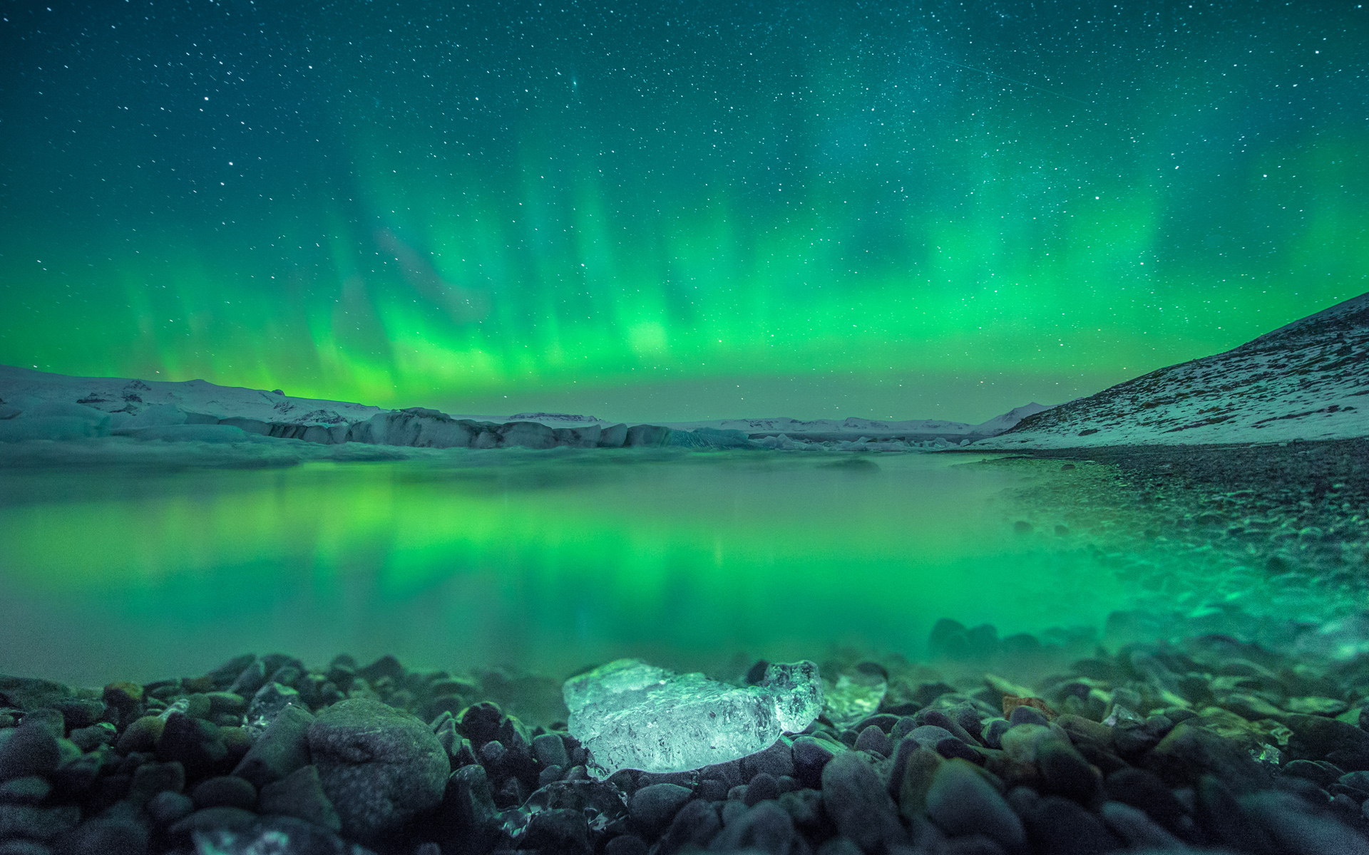 Северное сияние над озером 'ёкюльсаурлоун', Исландия