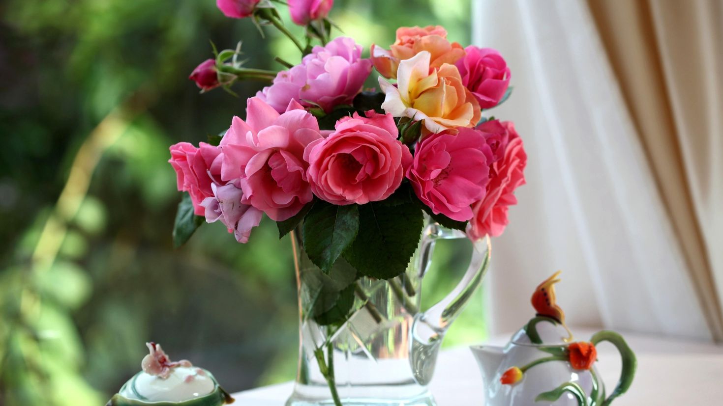 Картинка с цветами на столе. Красивые цветочки. Красивые цветы в вазах. Букет шикарный. Букет цветов в вазе.