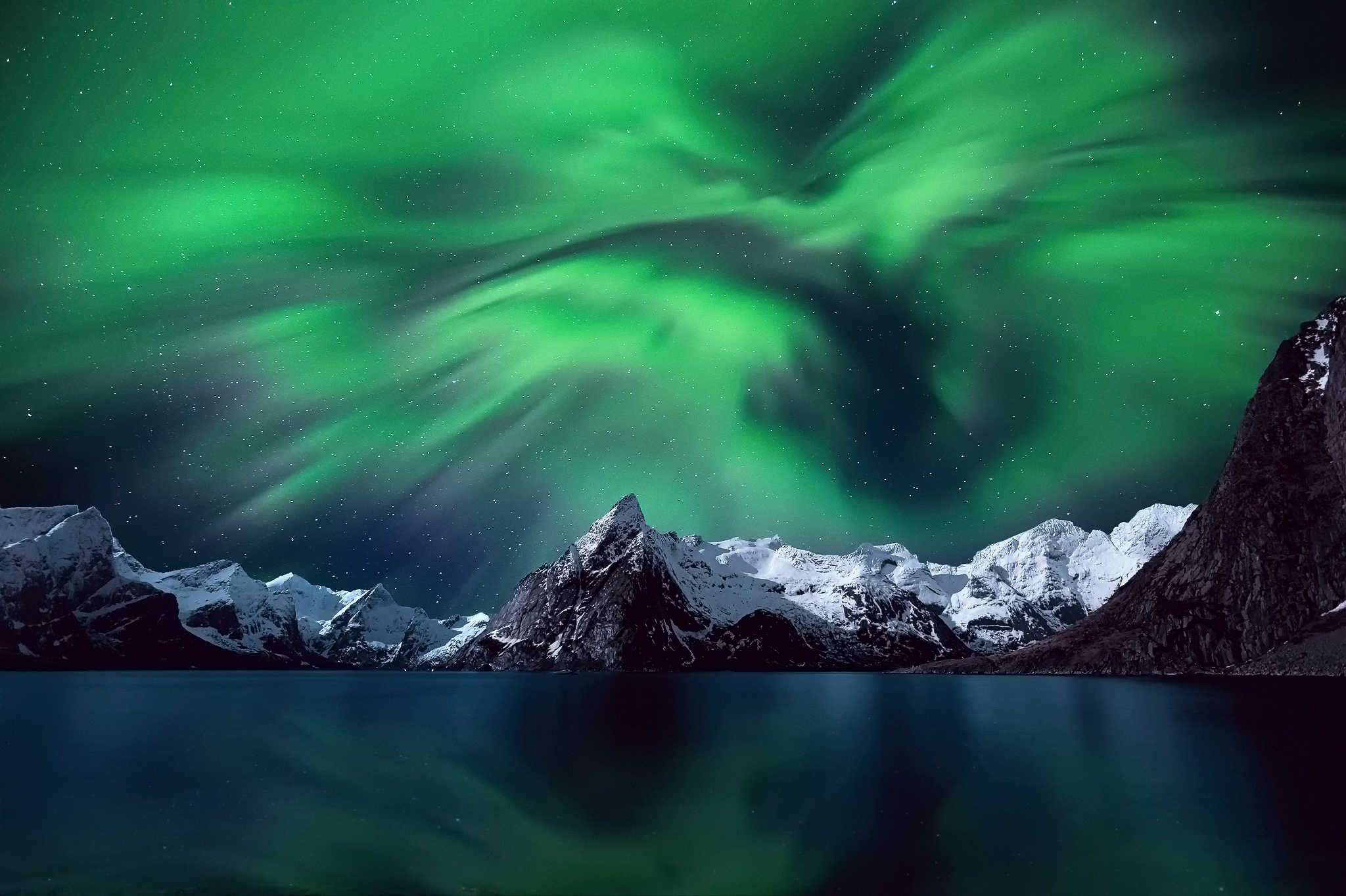 687097 Hintergrundbild herunterladen norwegen, erde/natur, nordlicht, arktis, lofoten inseln, gebirge, skandinavien, himmel, sterne - Bildschirmschoner und Bilder kostenlos