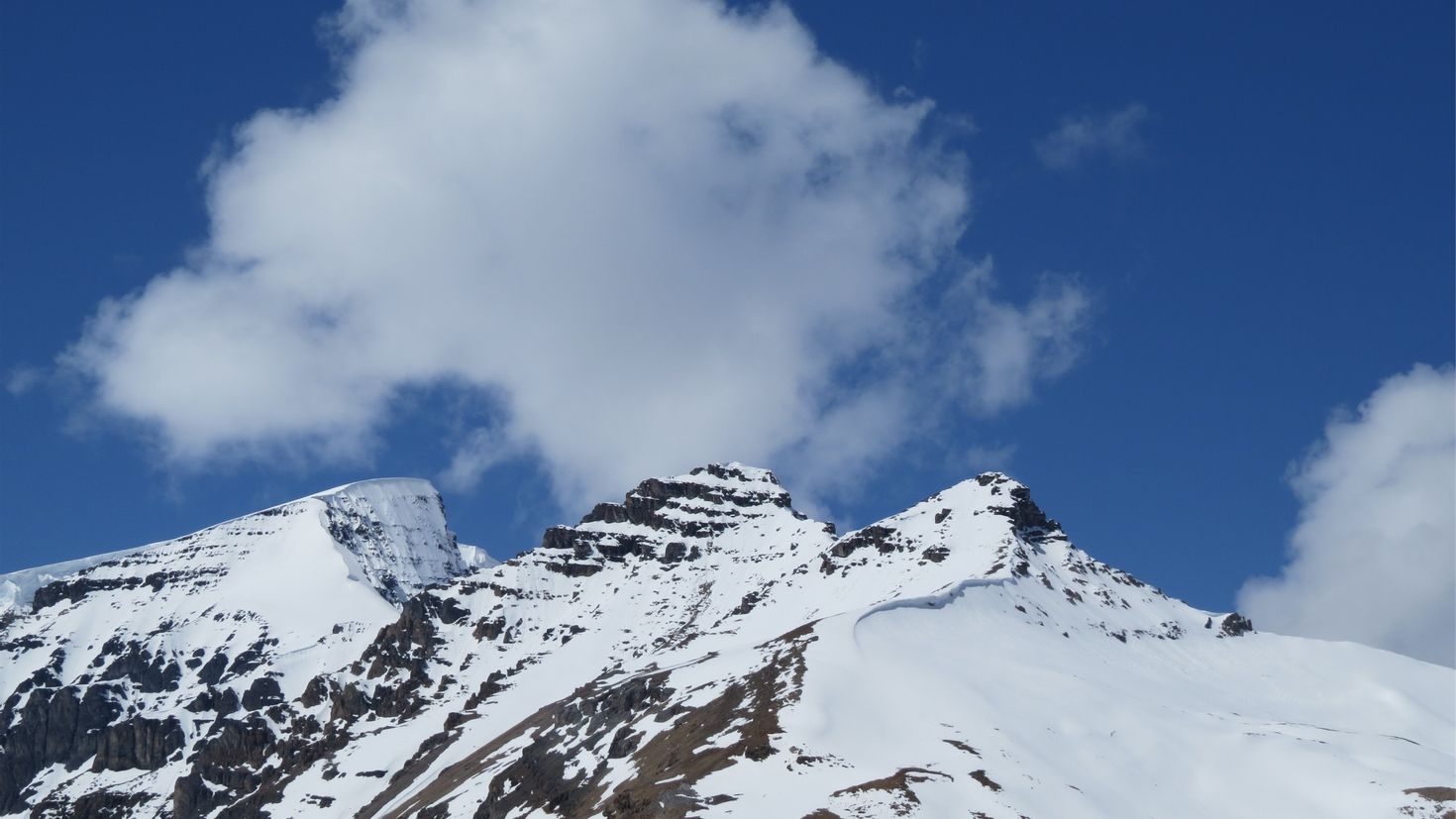 Grand alpine. Альпы пик. Горы Тянь Шань. Монблан Белуха Эверест. Снежные горы.