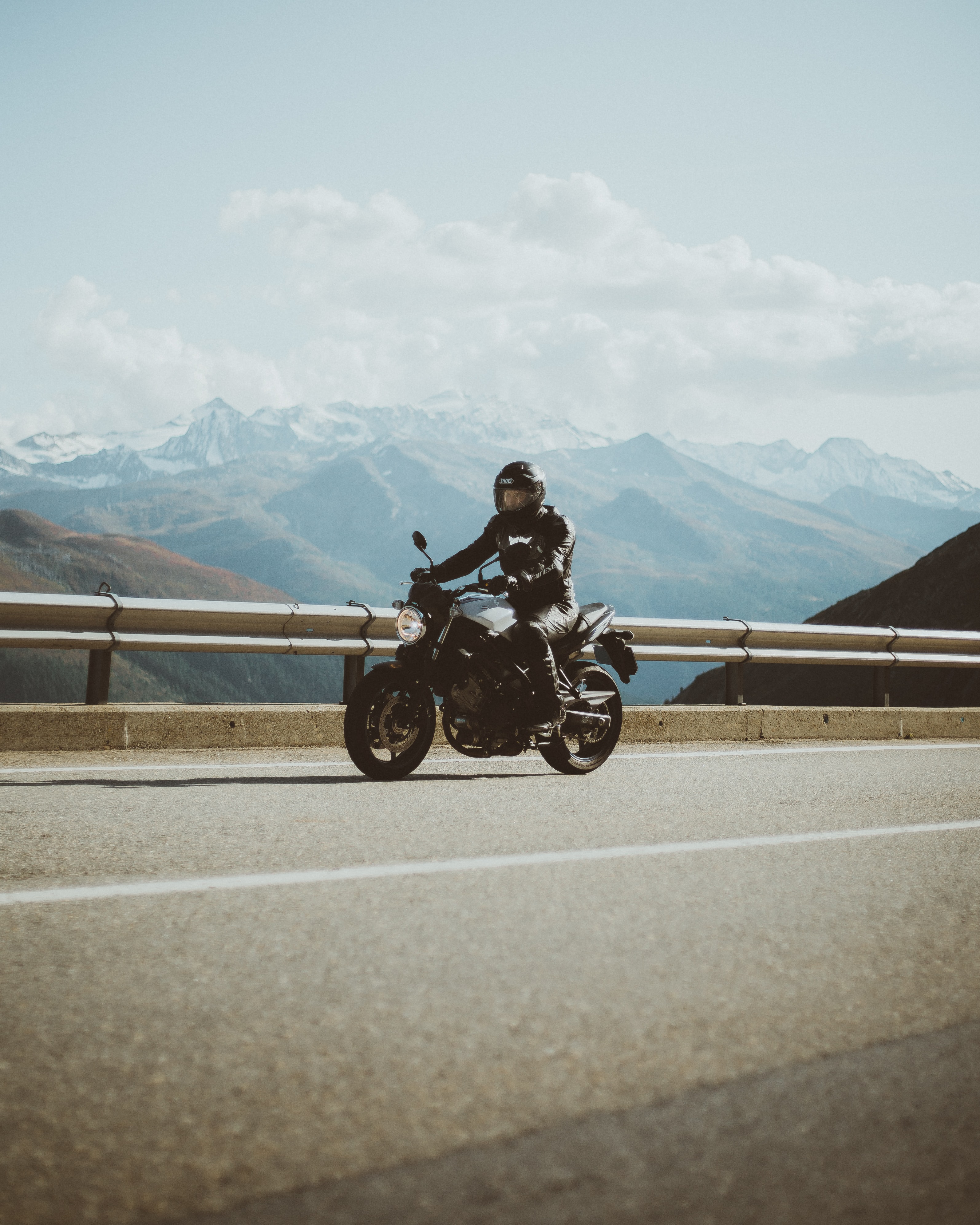 63347 Bild herunterladen mountains, motorradfahrer, motorräder, straße, motorrad - Hintergrundbilder und Bildschirmschoner kostenlos