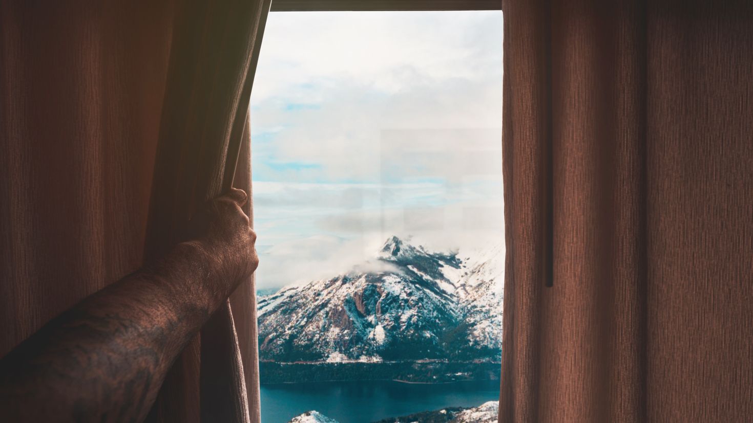 Обои на окно рабочее. Красивый вид из окна. Окно с видом на горы. Вид из окна на горы. Красивый вид из окна на природу.