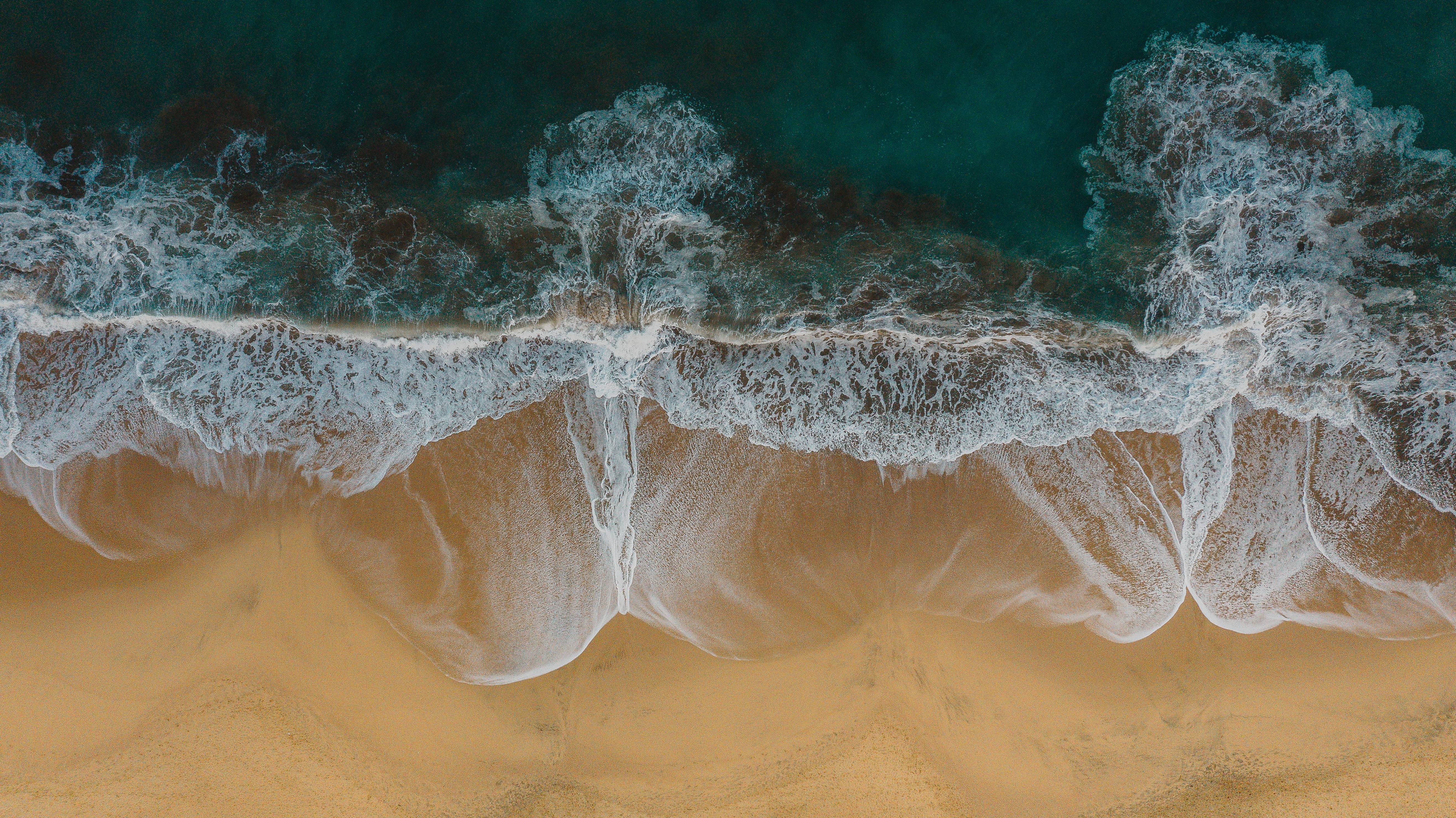 Скачать картинку Берег, Волны, Побережье, Пляж, Песок, Природа в телефон бесплатно.