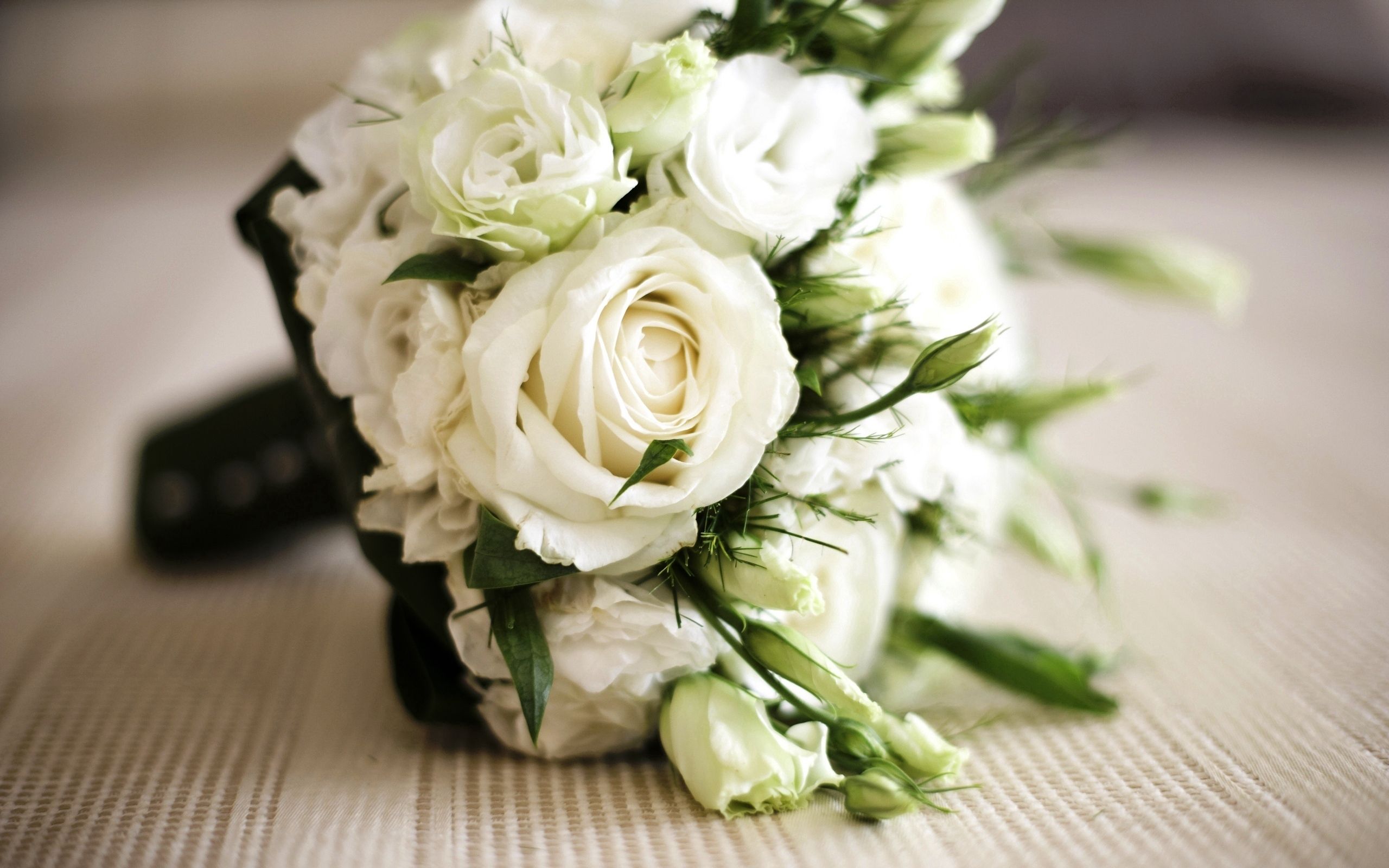 Download mobile wallpaper Gift, Present, Greens, Flowers, Bouquet, Roses for free.