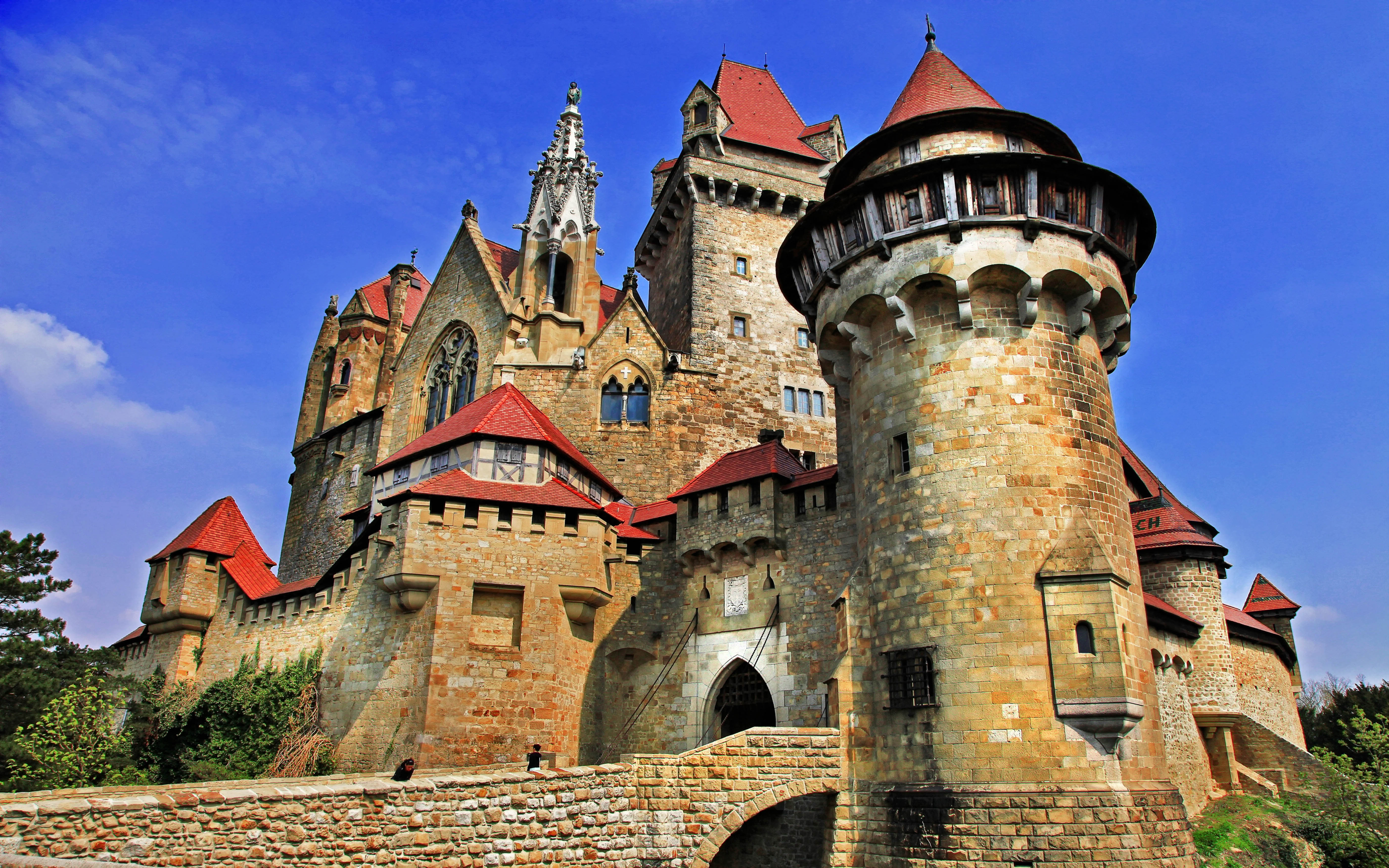 Самый хороший замок. Замок Кройценштайн Австрия. Замок Кройценштайн Австрия часовня. Средневековой замок Кройценштайн. Старинные средневековые замки Европы.