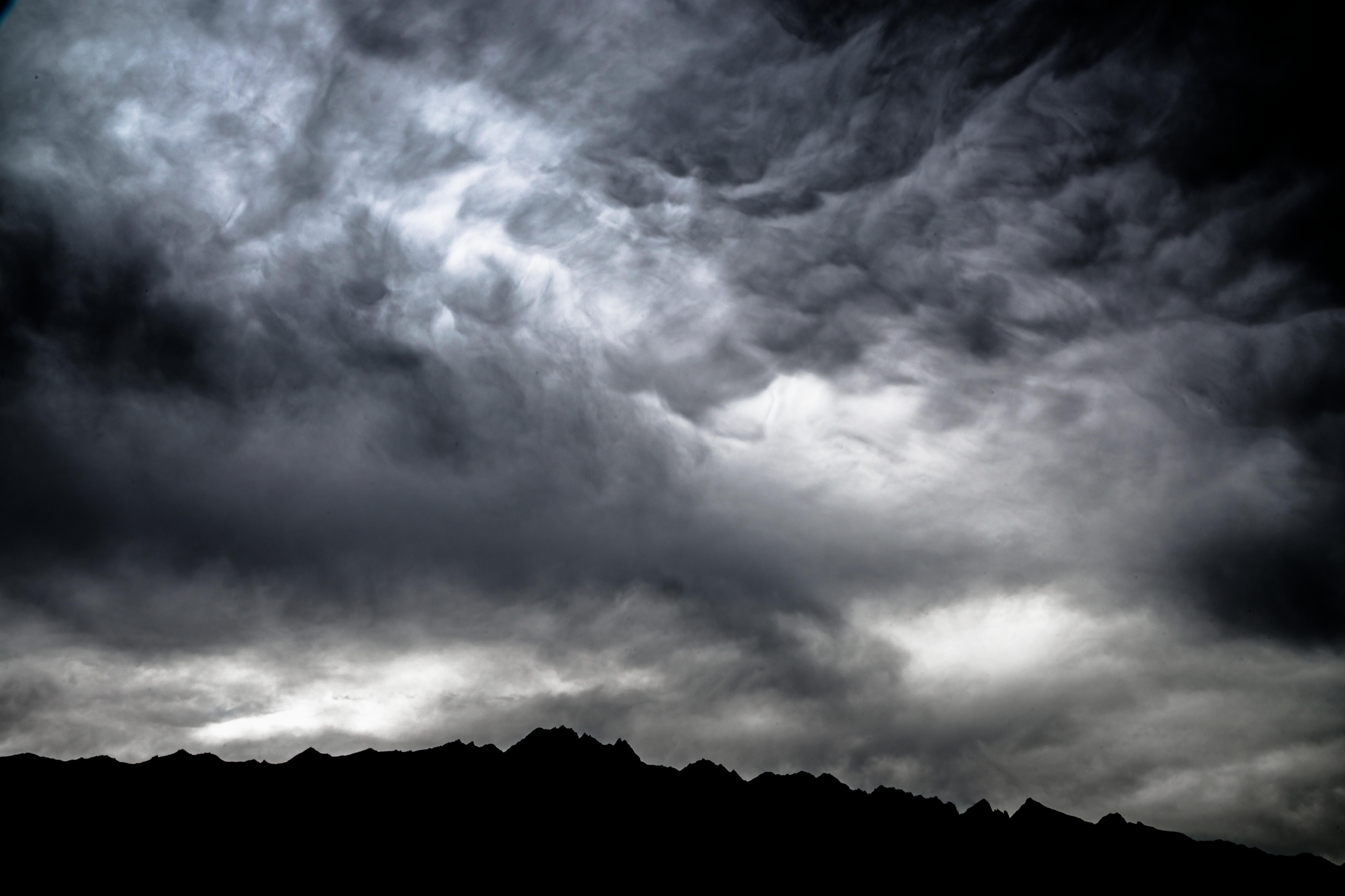 106243 скачать обои шторм, природа, горы, облака, темный, сумерки - заставки и картинки бесплатно