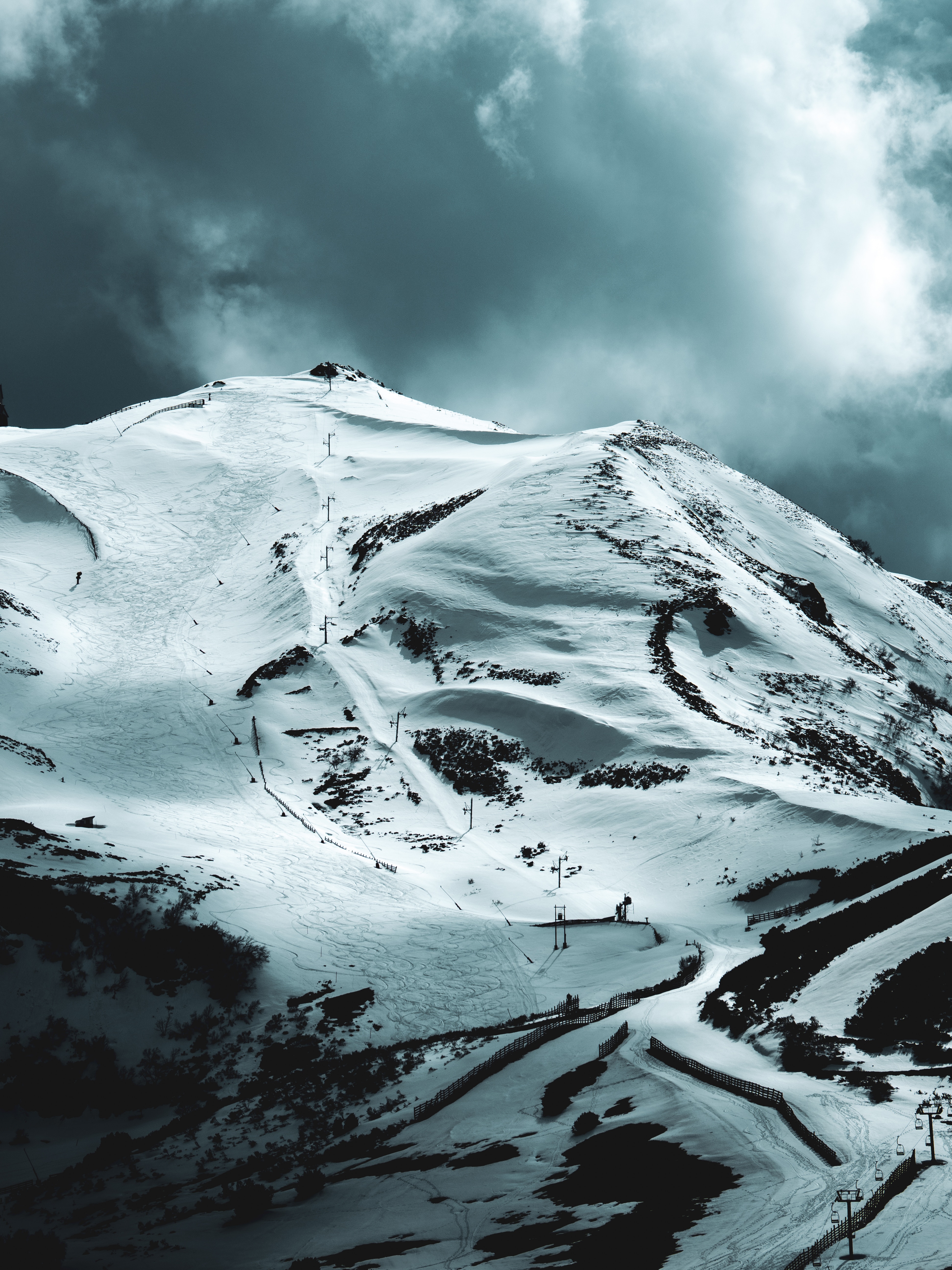 93053 Hintergrundbild herunterladen natur, sky, schnee, berg, scheitel, nach oben, bewölkt - Bildschirmschoner und Bilder kostenlos