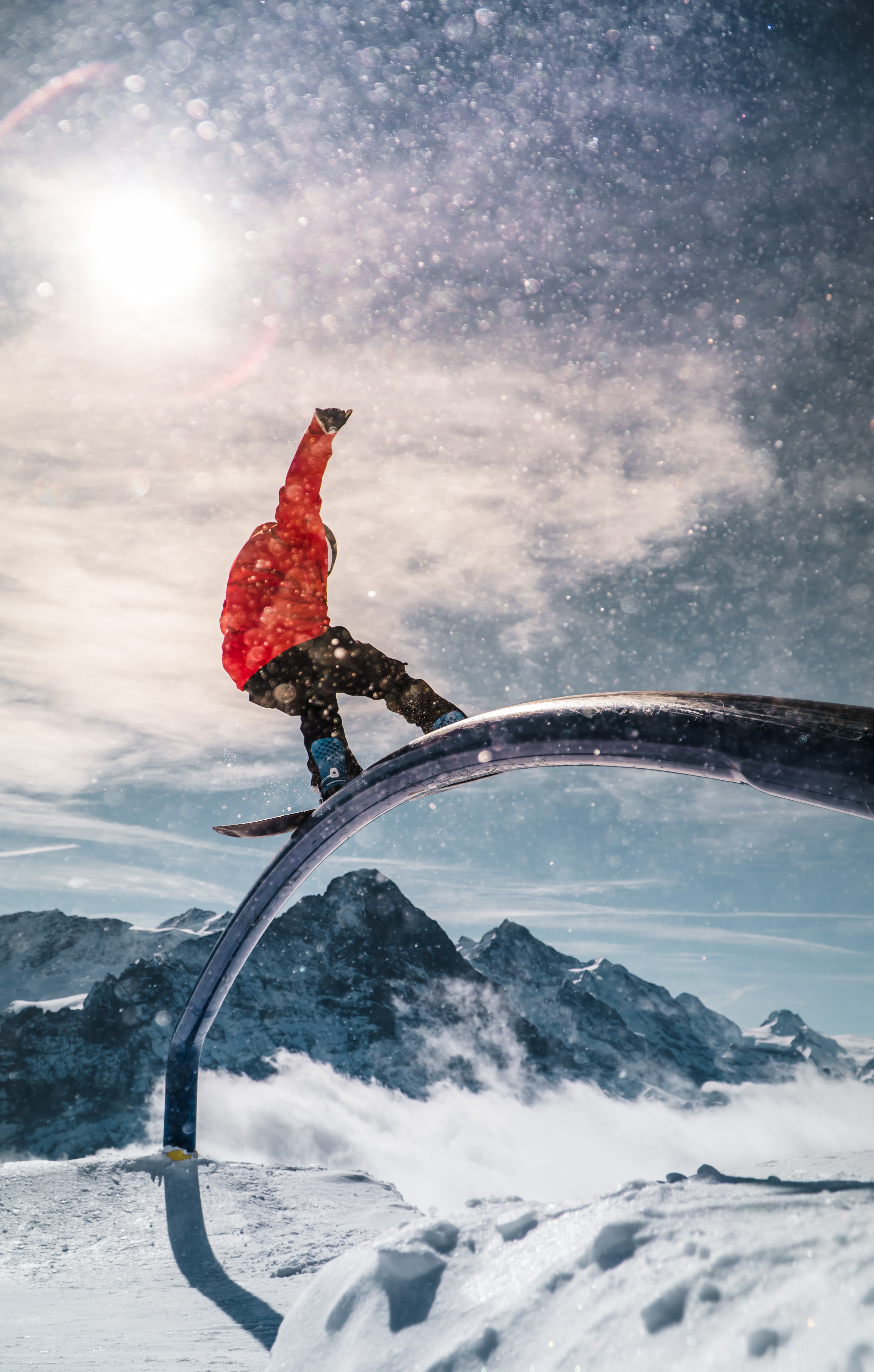 97915 télécharger le fond d'écran snowboarder, sport, neige, tour, casque, snowboard, planche à neige, tromper - économiseurs d'écran et images gratuitement