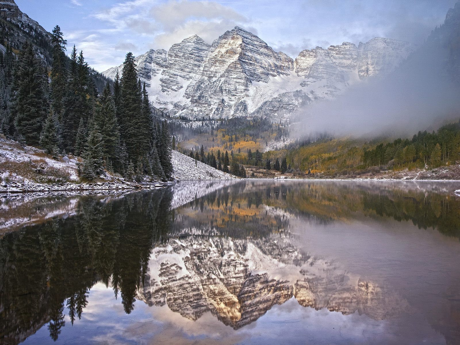 80225 завантажити шпалери природа, дерева, гори, вершина, верх, озеро, туман, велич - заставки і картинки безкоштовно