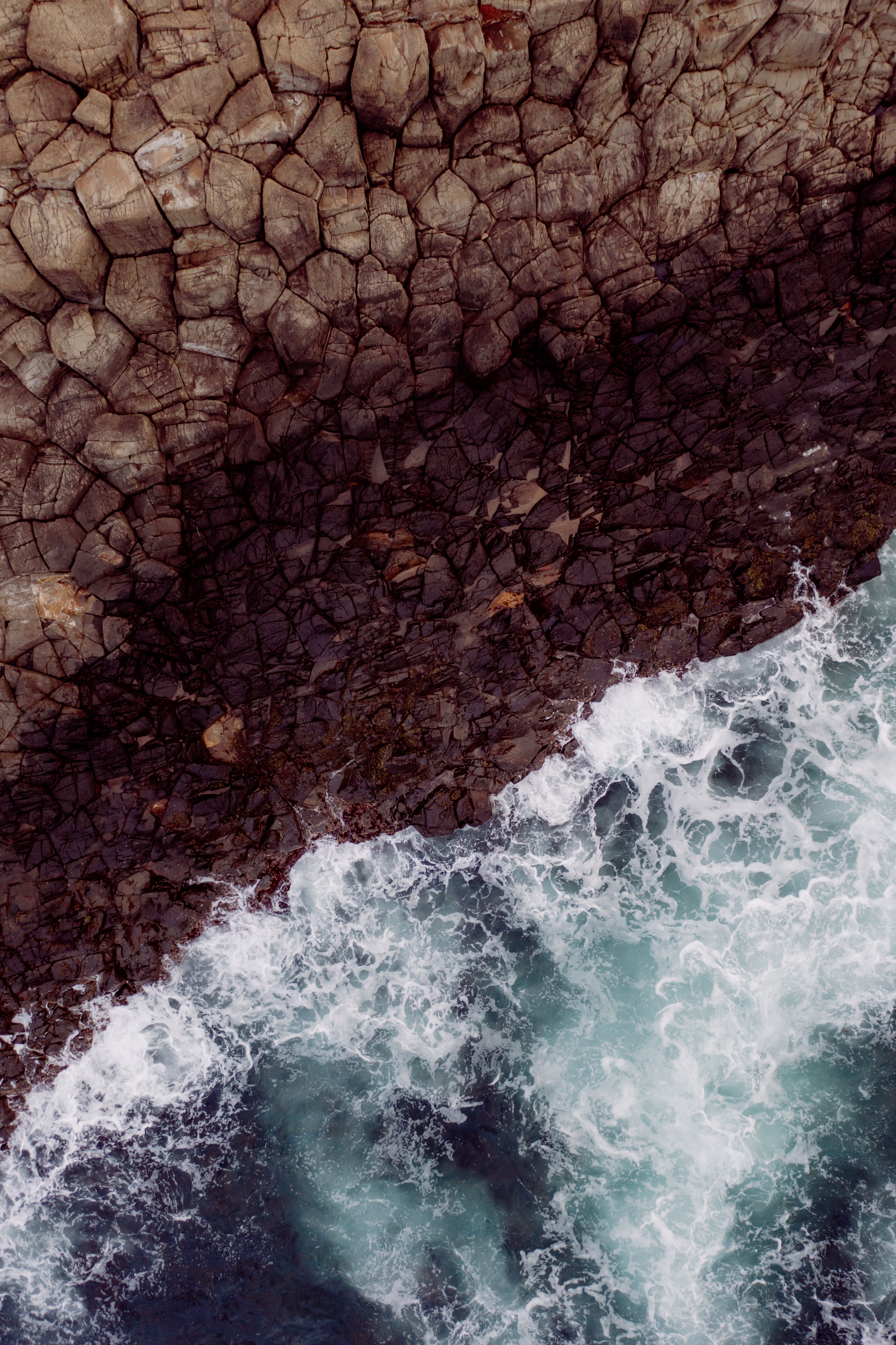 101973 скачать обои море, скала, природа, волны, вид сверху, берег - заставки и картинки бесплатно