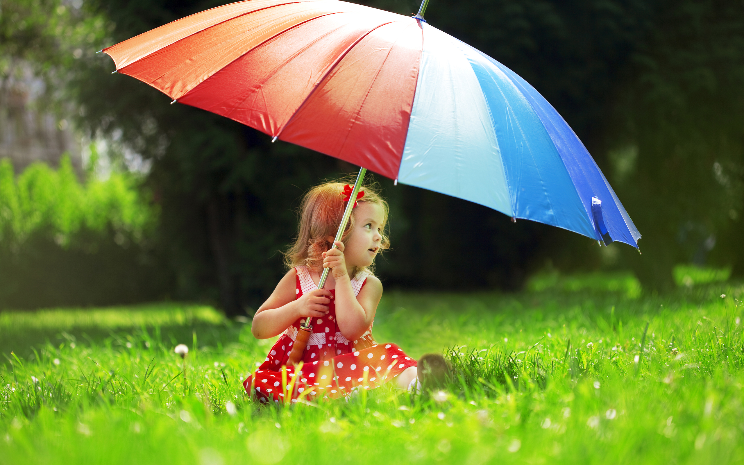 Неповторимая радость. Дети под зонтиком. Девочка с зонтиком. Зонтик для детей. Лето дети.