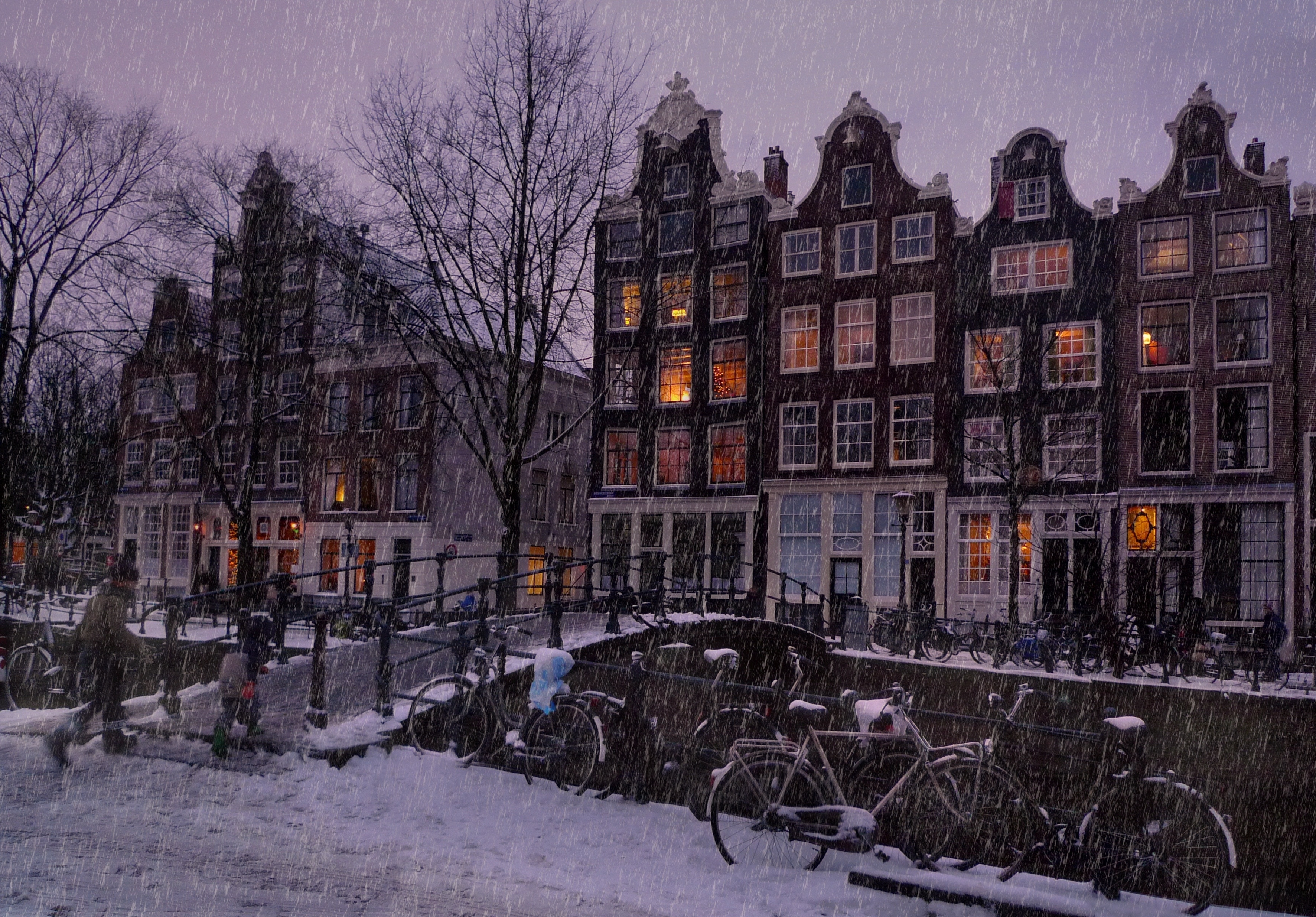 382520 免費下載壁紙 人造, 阿姆斯特丹, 自行车, 晚上, 房屋, 雪, 降雪, 冬季, 城市 屏保和圖片