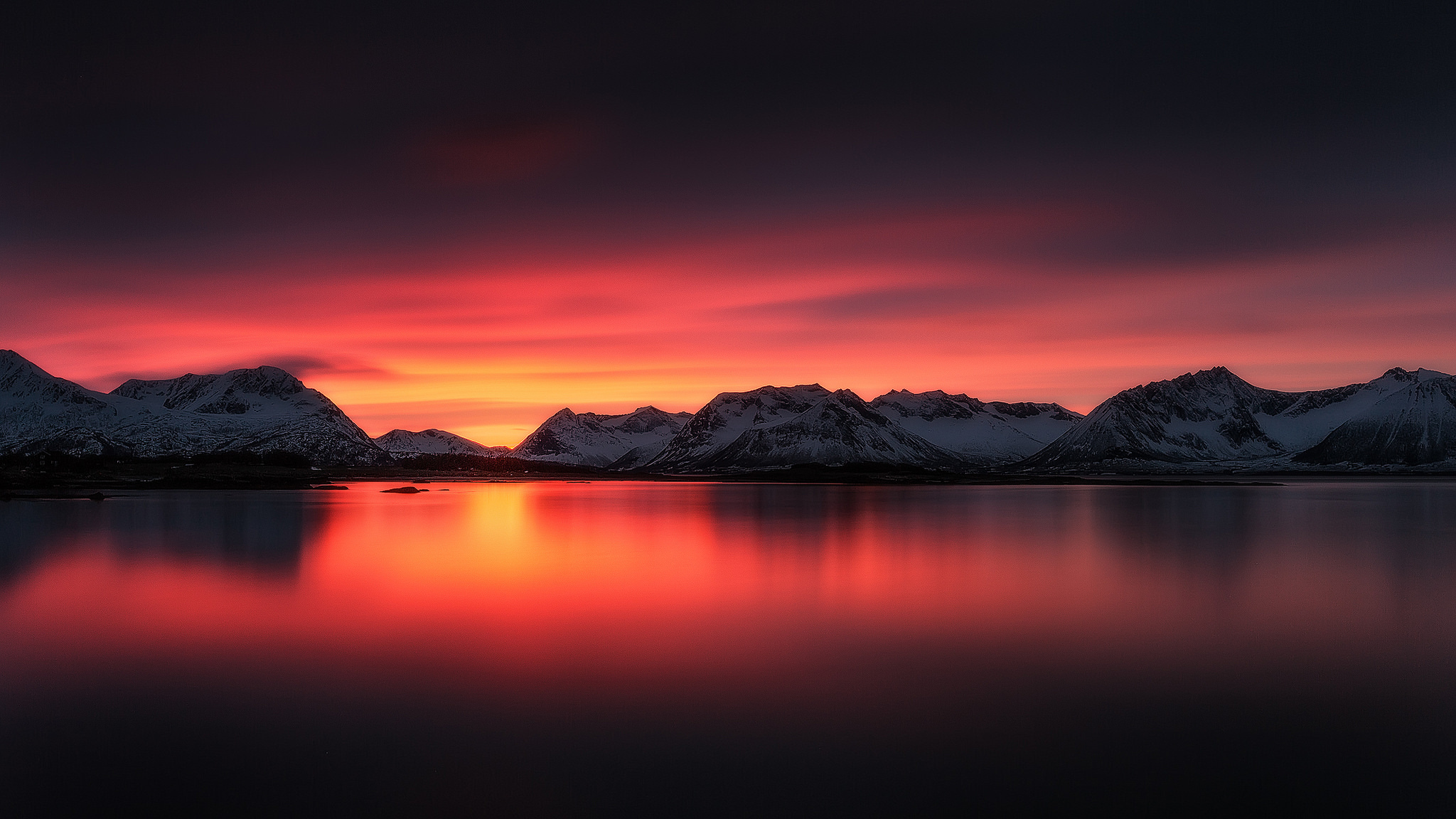 Фотография размером 1024 2048. Горы. Природа. Горы озеро закат. Горы и небо красное.