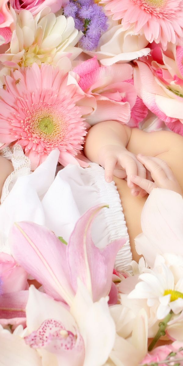 Картинки на телефон мама. Малышка в цветах. Младенец в цветах. Дети в цветах. Новорожденный в цветах.