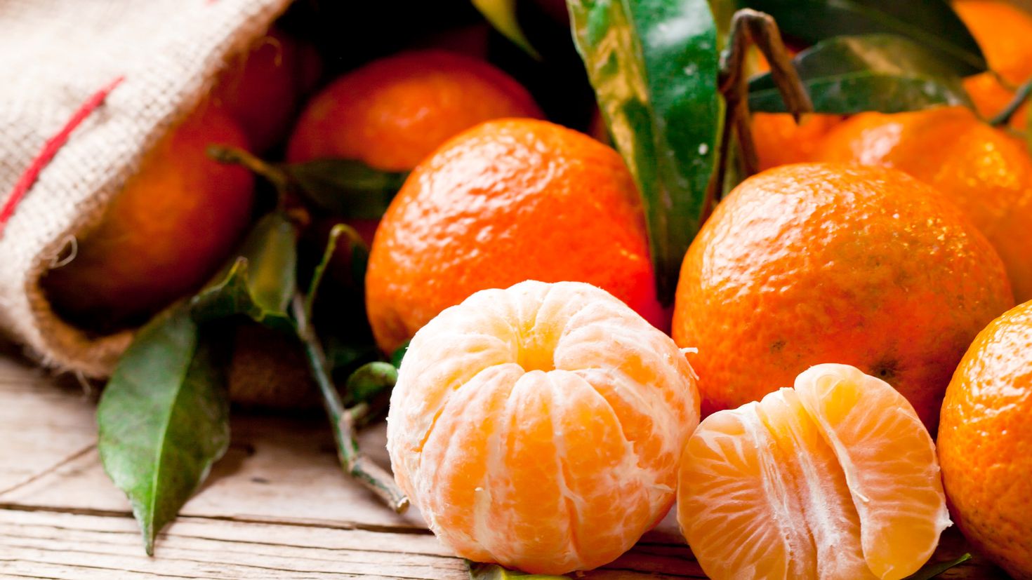 Мандарин х. Мандарин. Оранжевые фрукты и овощи. Апельсин и мандарин. Мандарин на белом фоне.