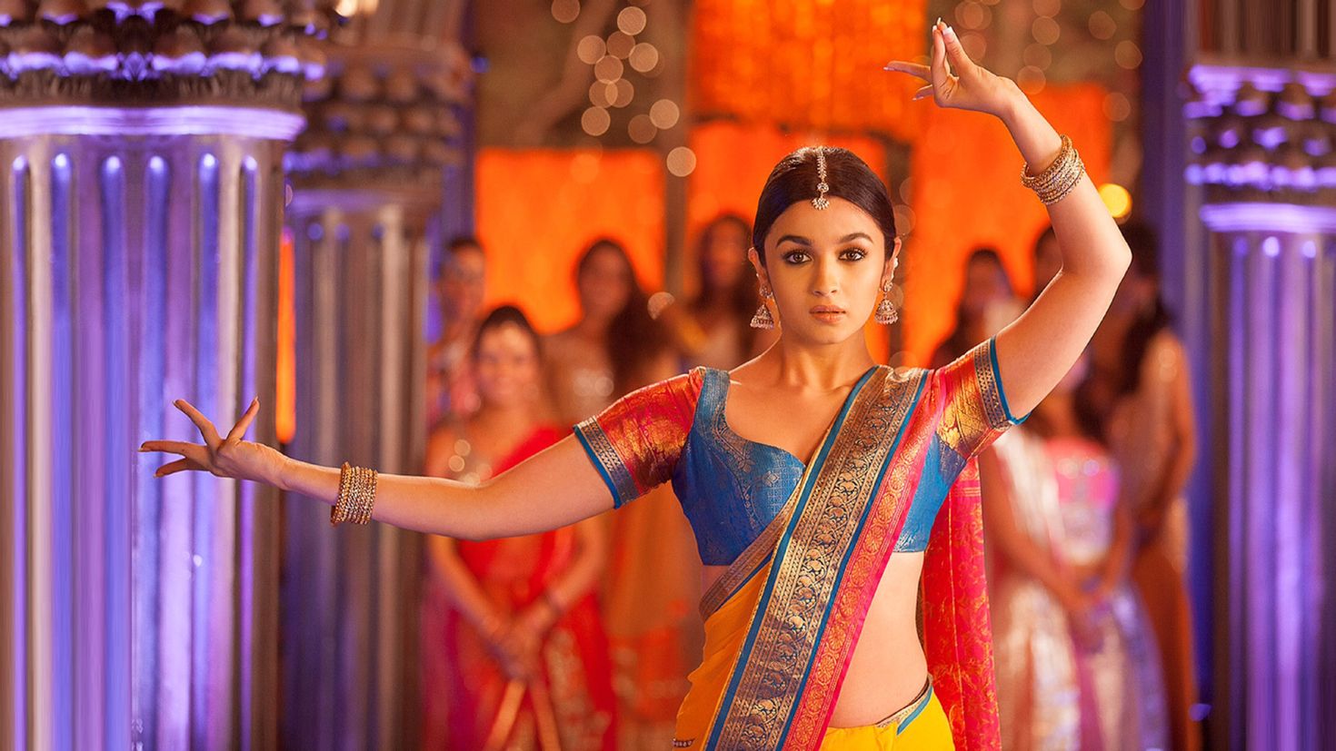 Alia Bhatt. Киноиндустрия Индии Болливуд. Индийские танцы Болливуд. Alia Bhatt Saree.