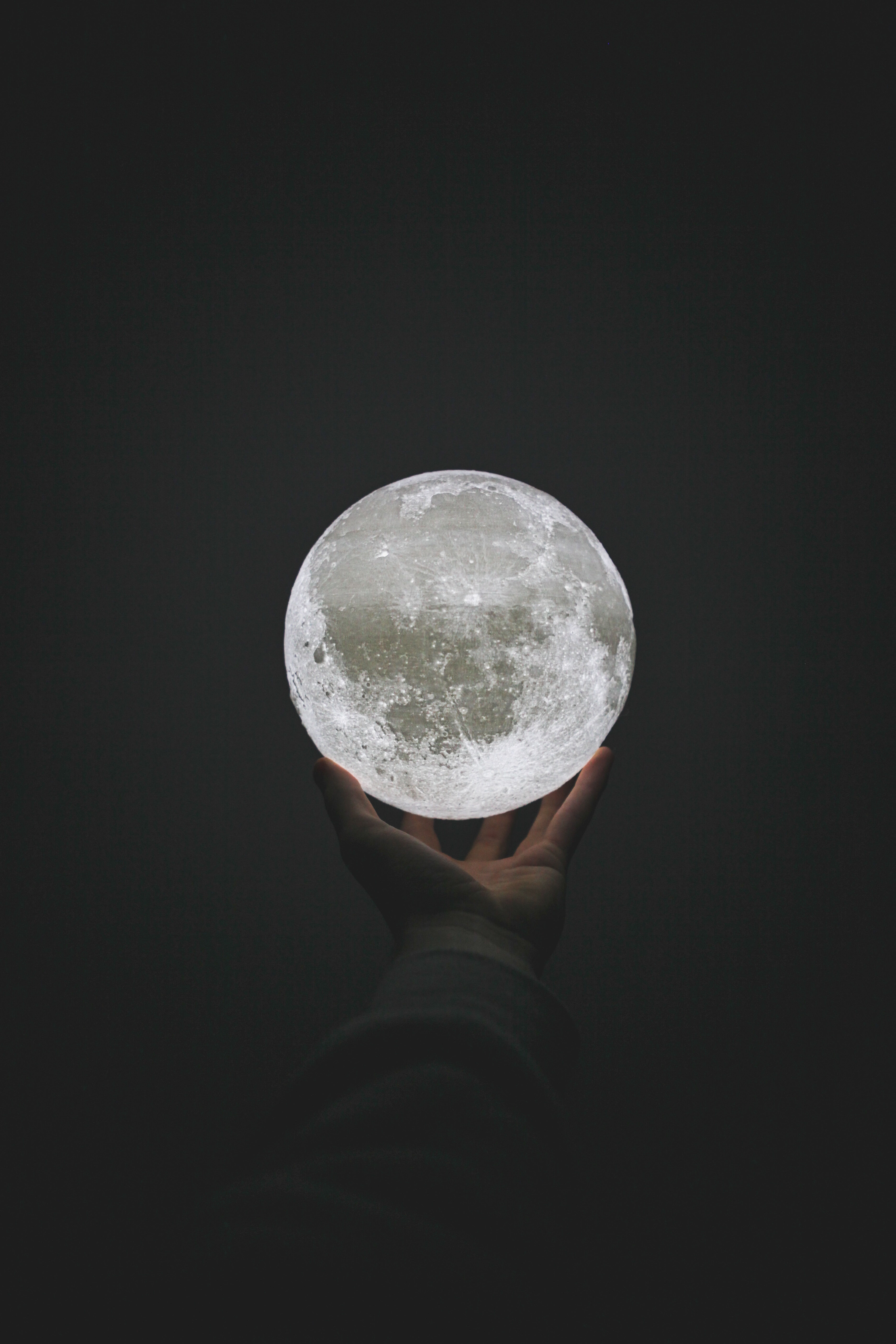 hand, sphere, dark, moon, ball, glow 4K Ultra
