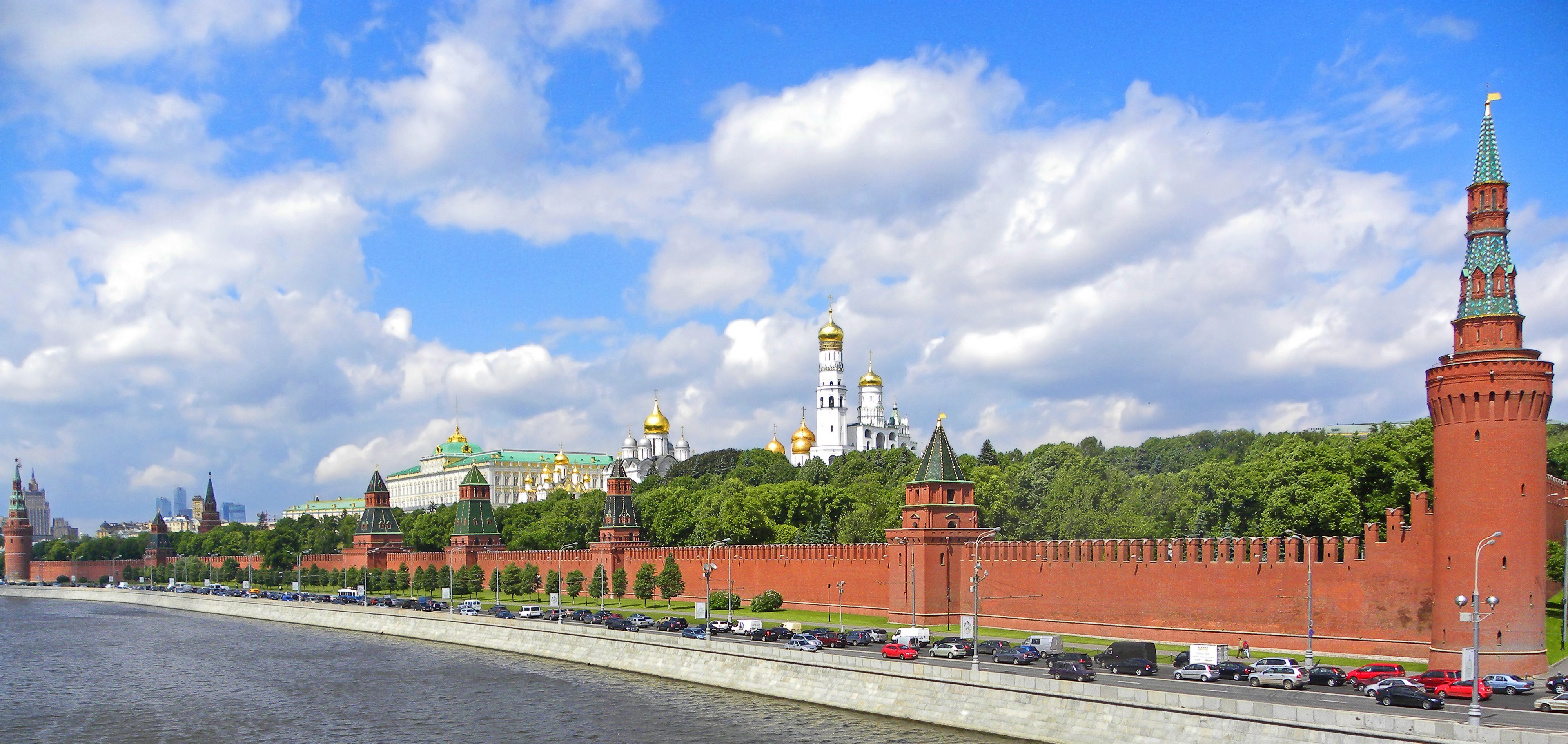 Лучший русский город. Московский Кремль Moscow Kremlin. Московский Кремль Средневековая крепость. Москва река панорама. Кремль Москва 2005.